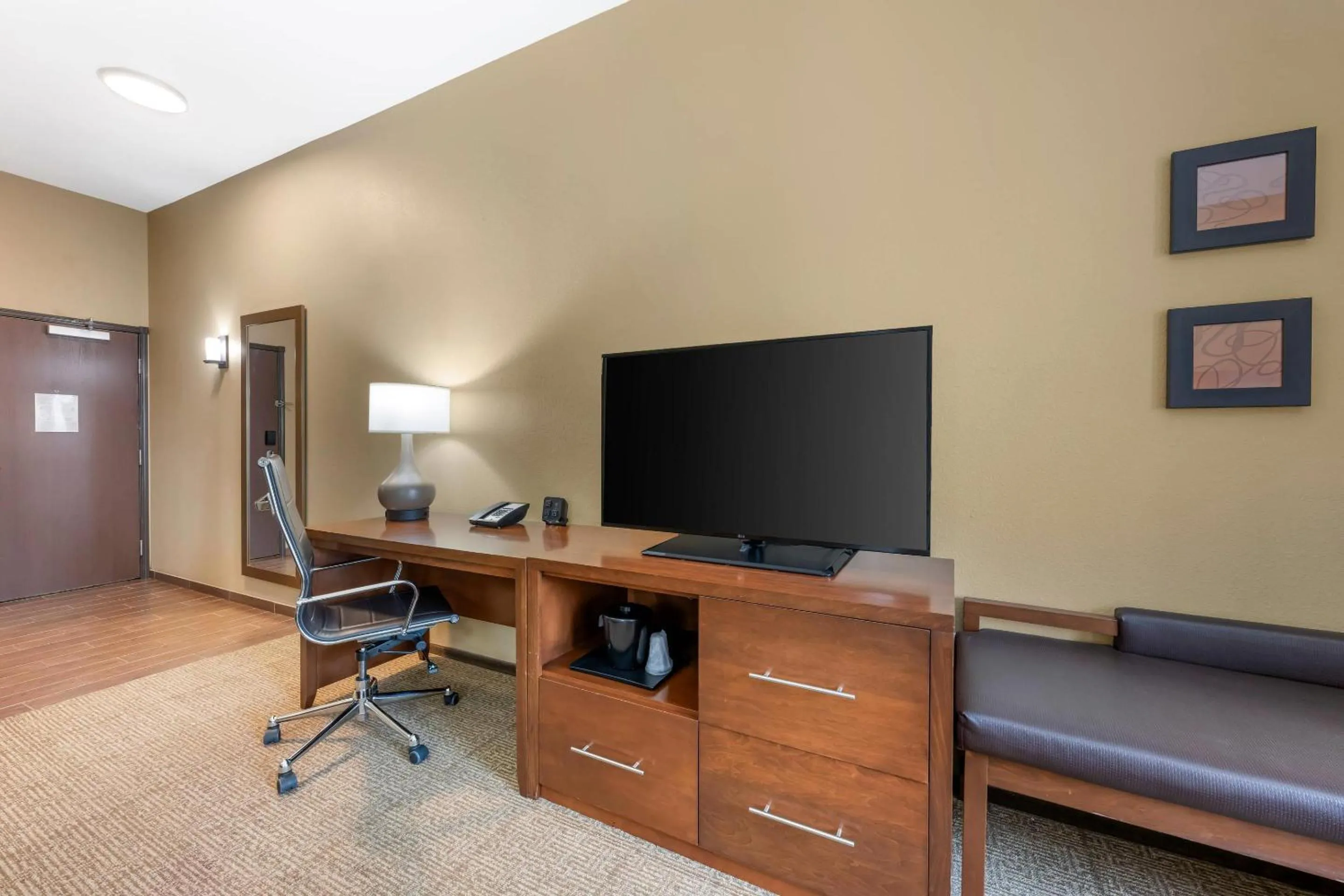 Bedroom in Comfort Suites West Omaha