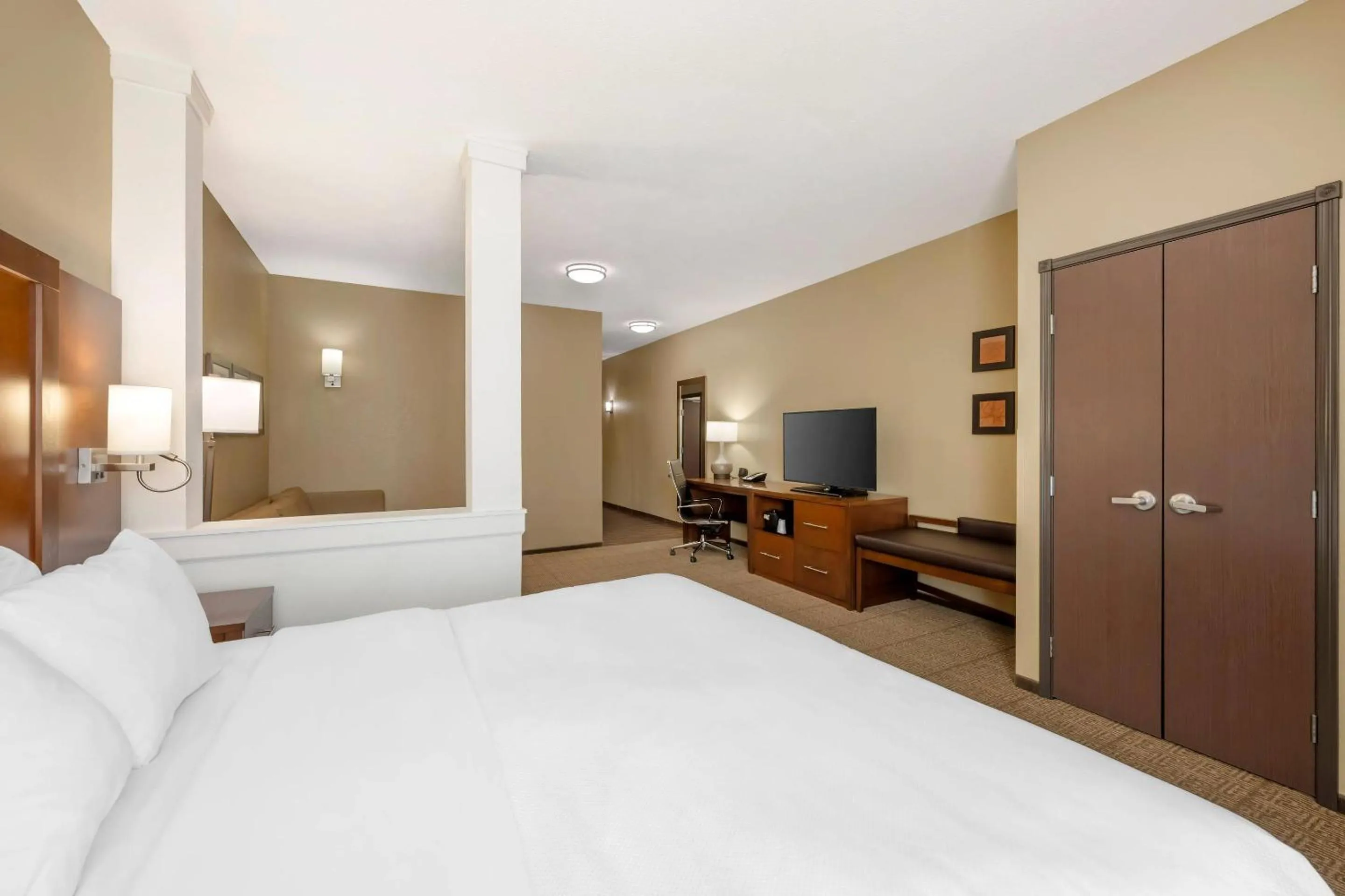 Bedroom, Bed in Comfort Suites West Omaha