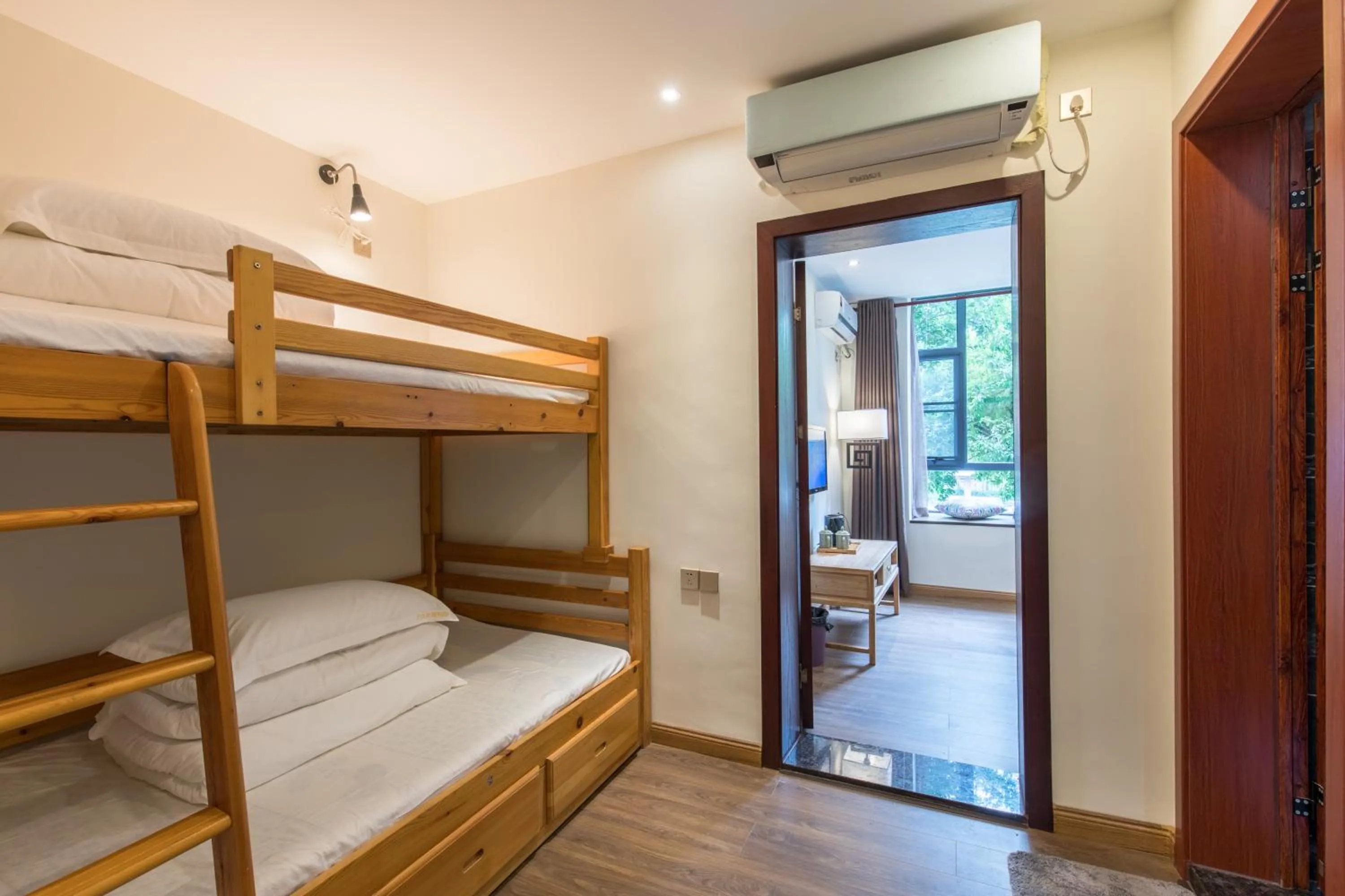 Decorative detail, Bed in Riverside Inn Guilin Central