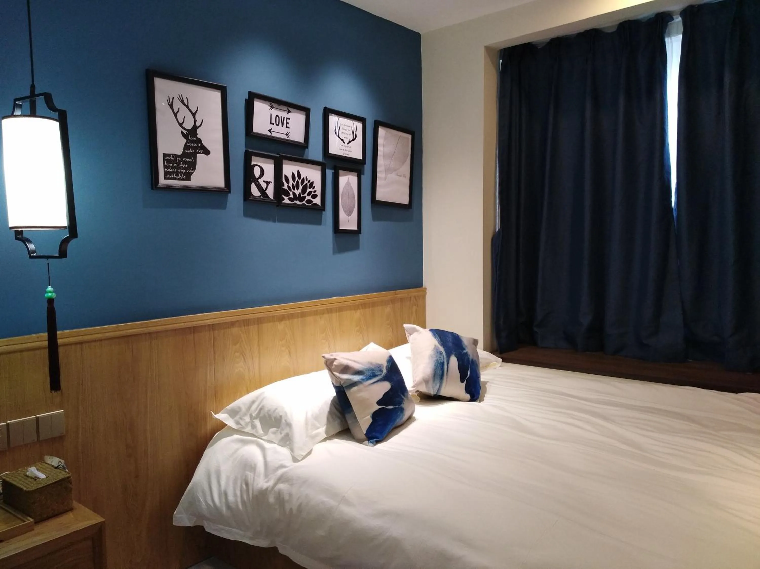 Decorative detail, Bed in Riverside Inn Guilin Central