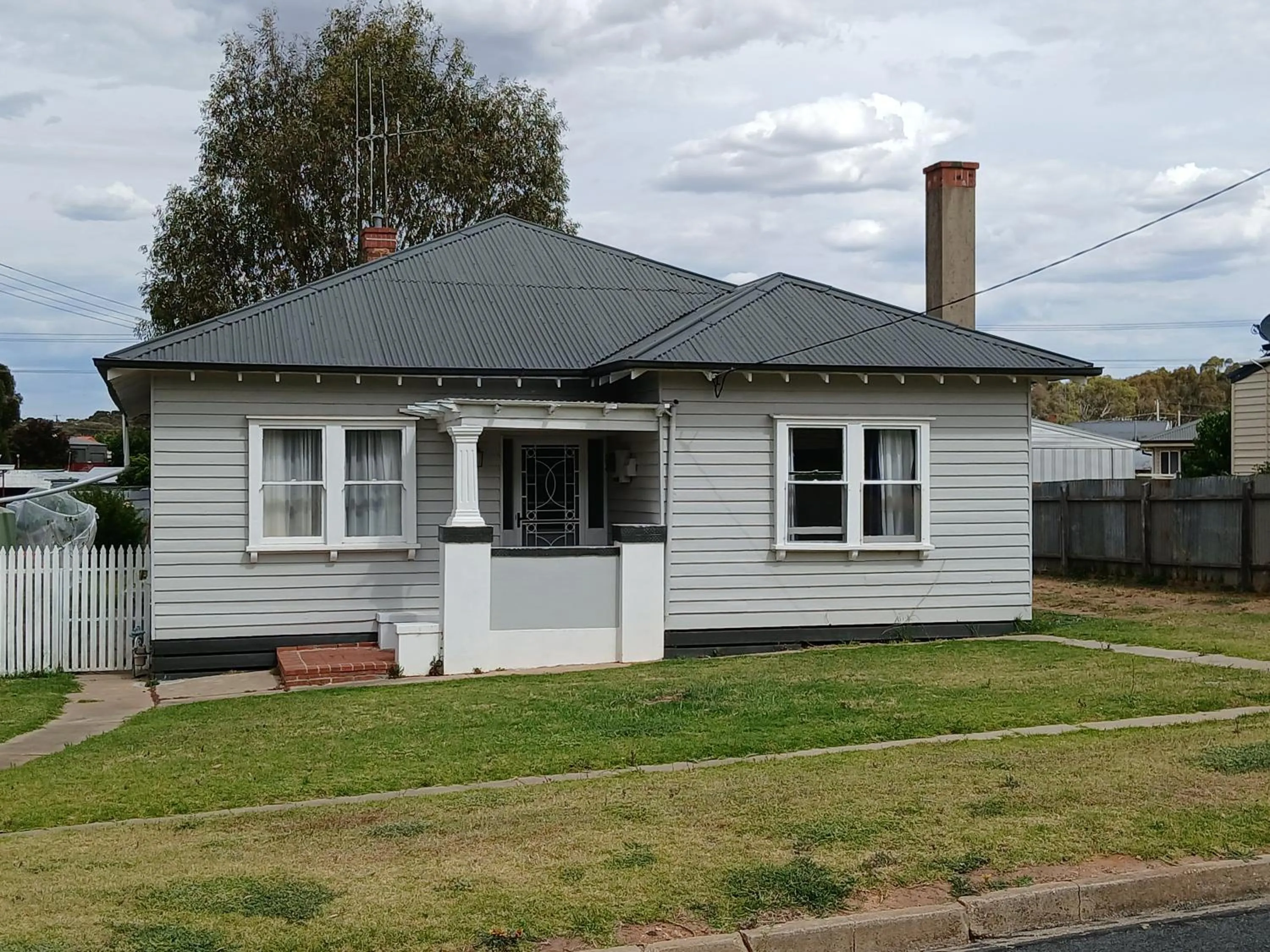Property building in Bristol Hill Motor Inn