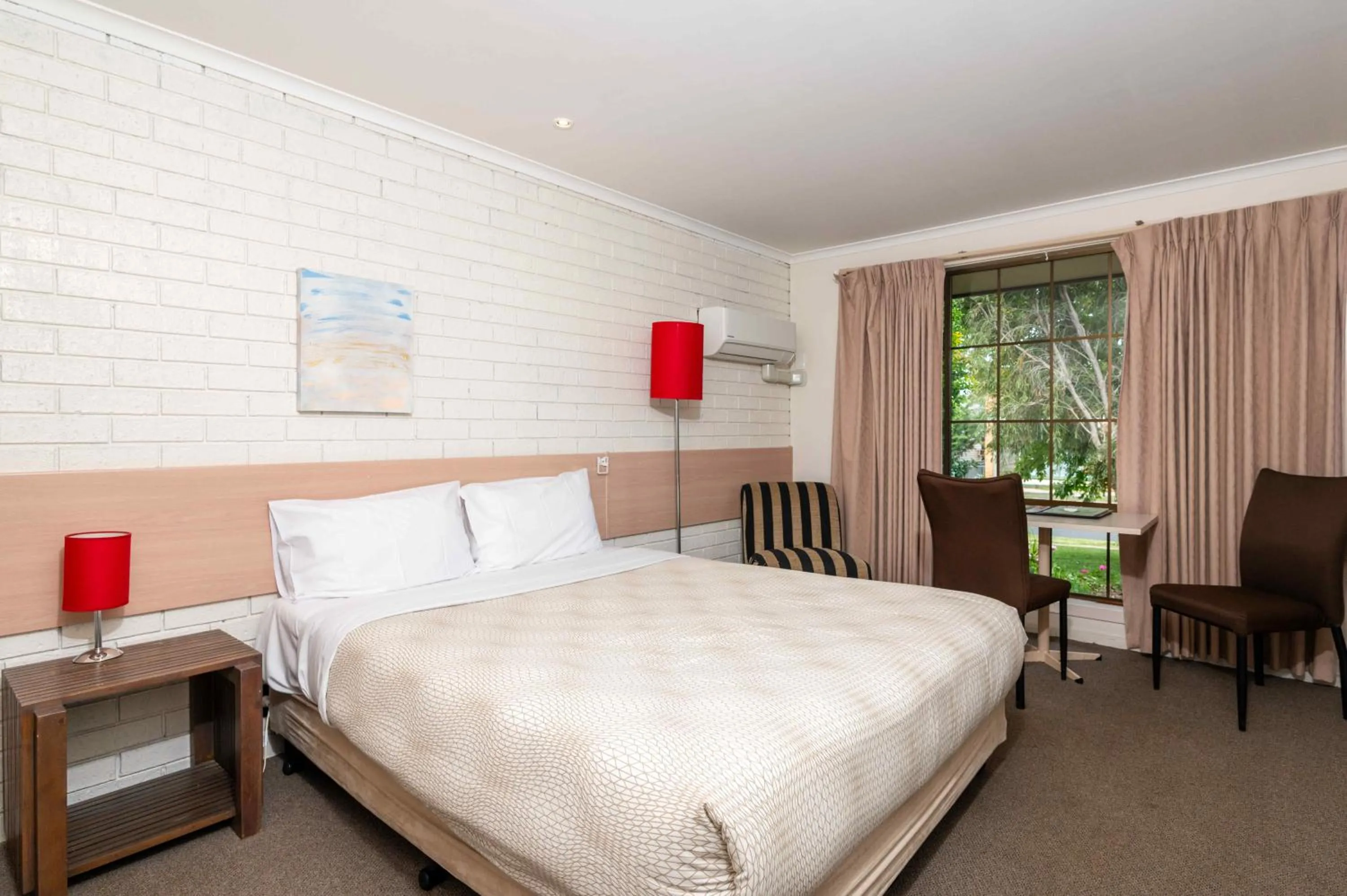 Bedroom, Bed in Bristol Hill Motor Inn