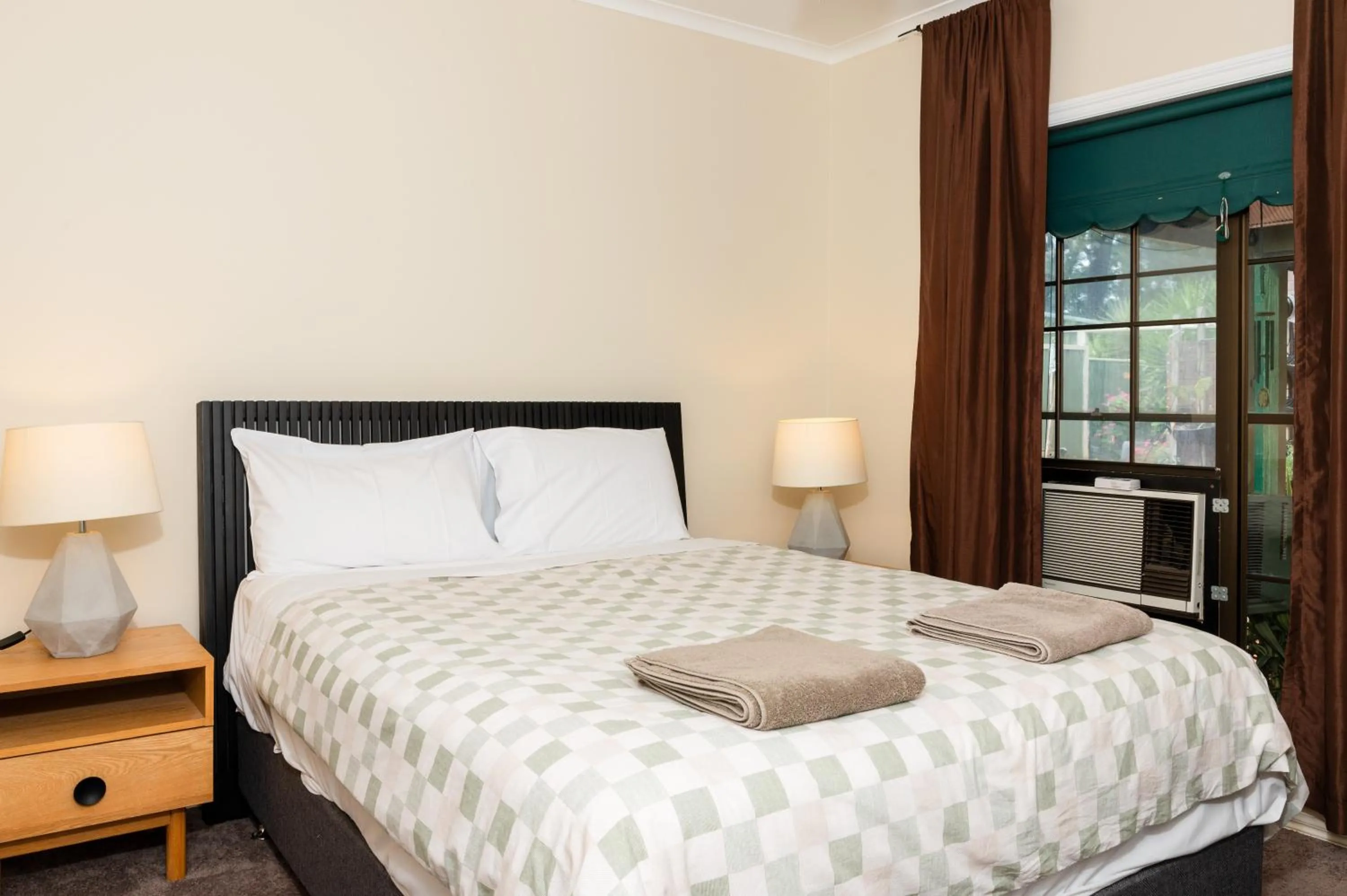 Bedroom, Bed in Bristol Hill Motor Inn