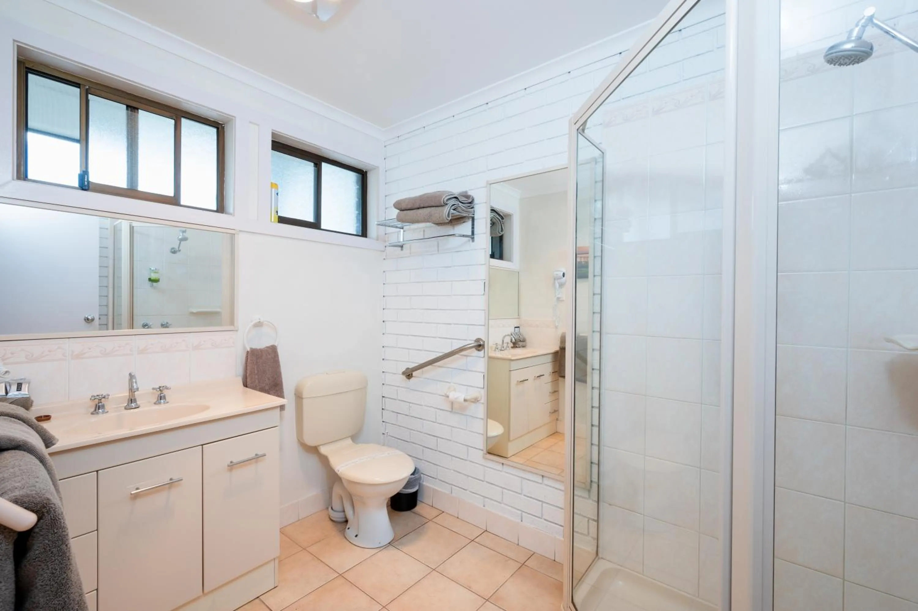 Bathroom in Bristol Hill Motor Inn