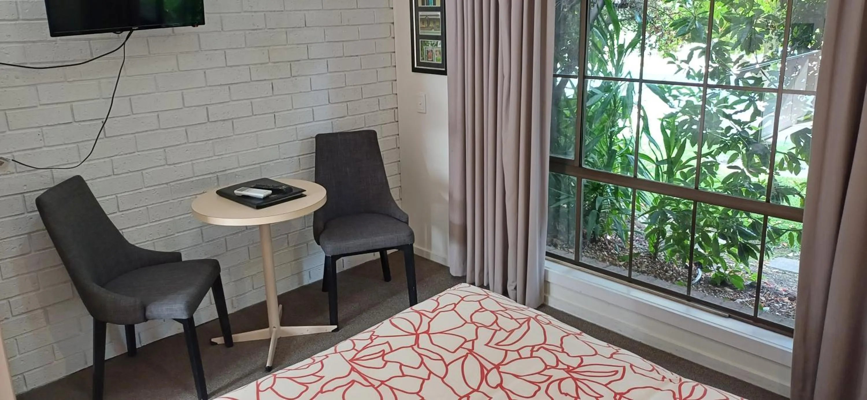 Bedroom in Bristol Hill Motor Inn