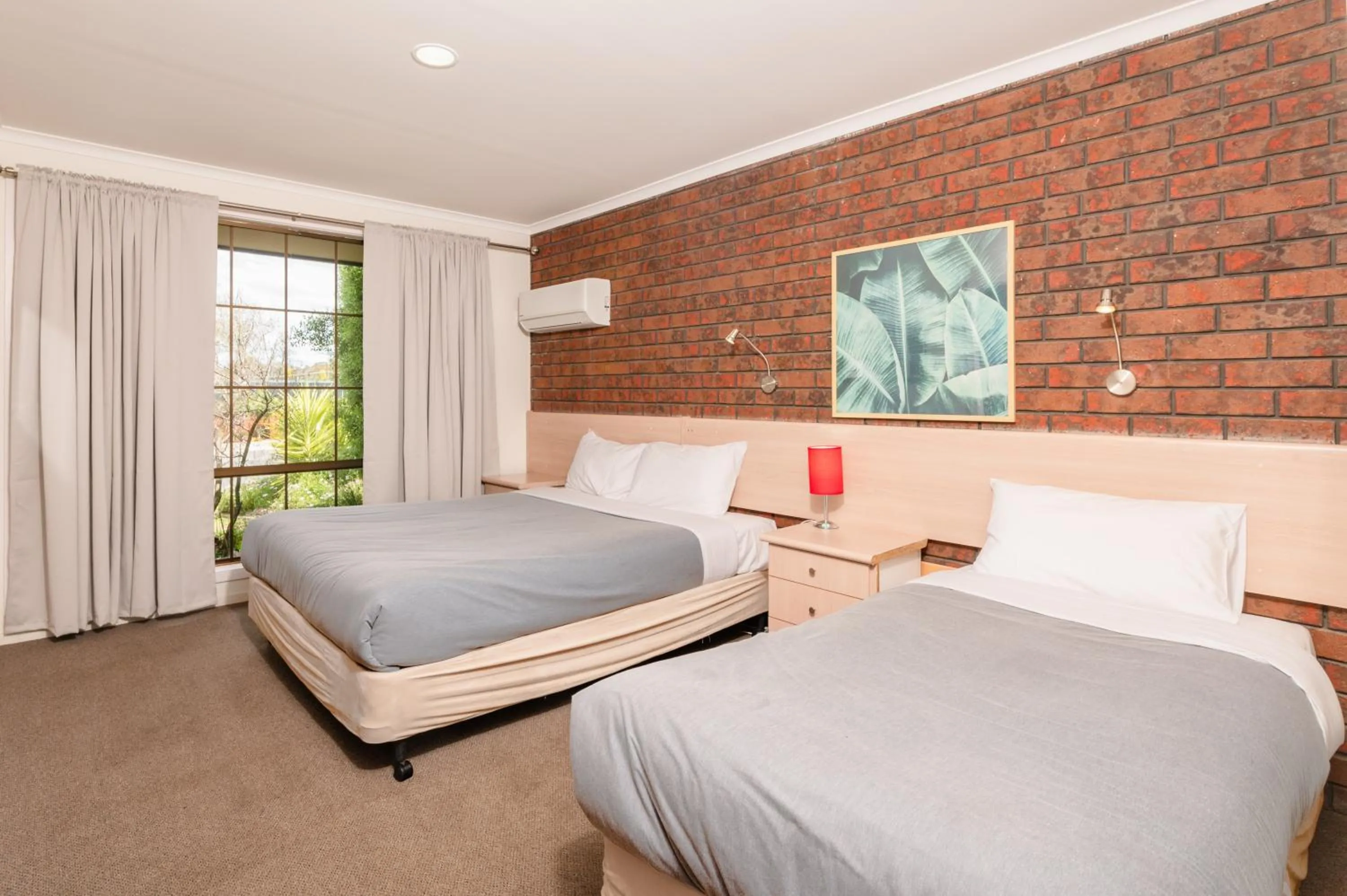 Bedroom, Bed in Bristol Hill Motor Inn