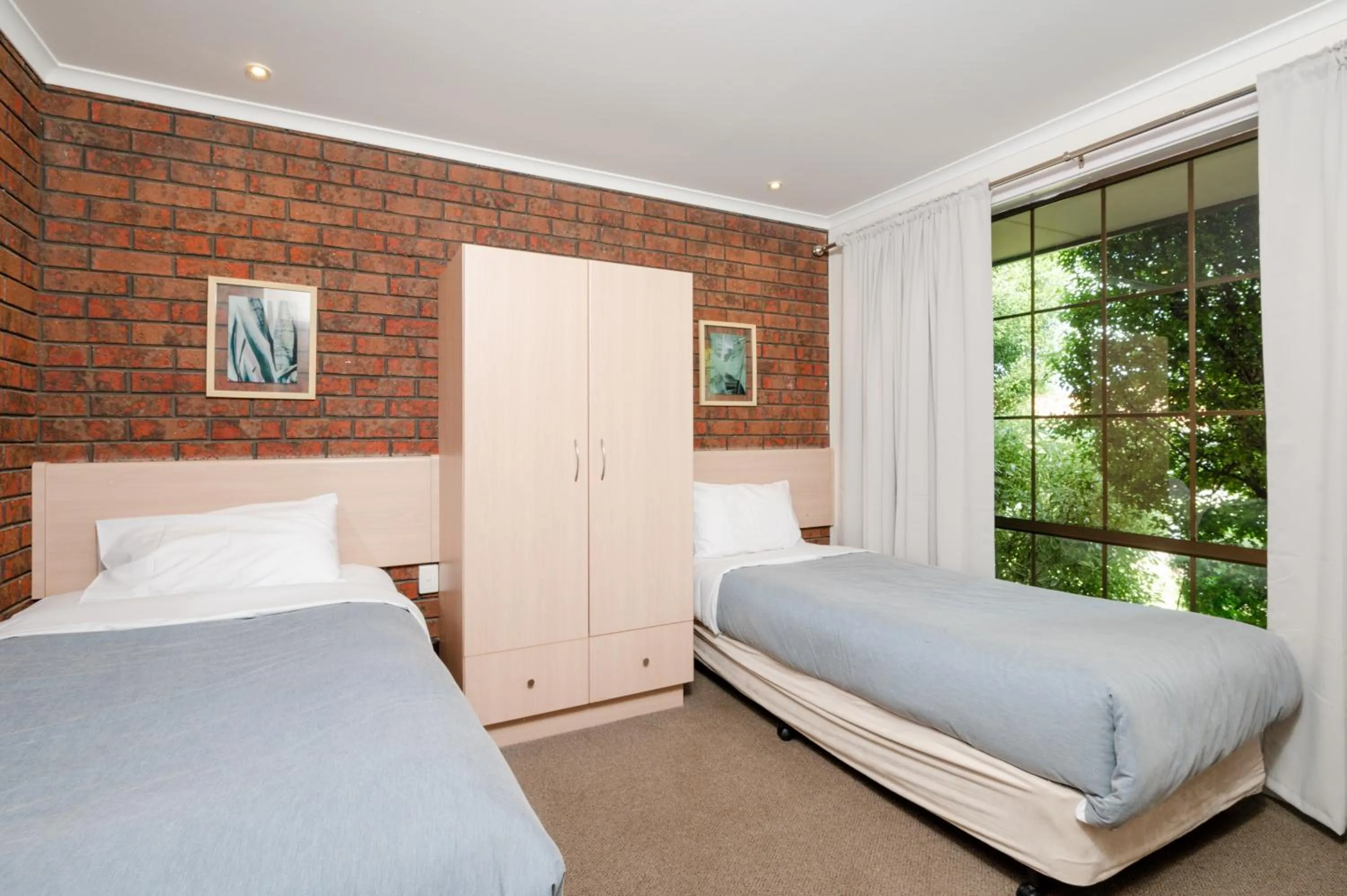 Bedroom, Bed in Bristol Hill Motor Inn