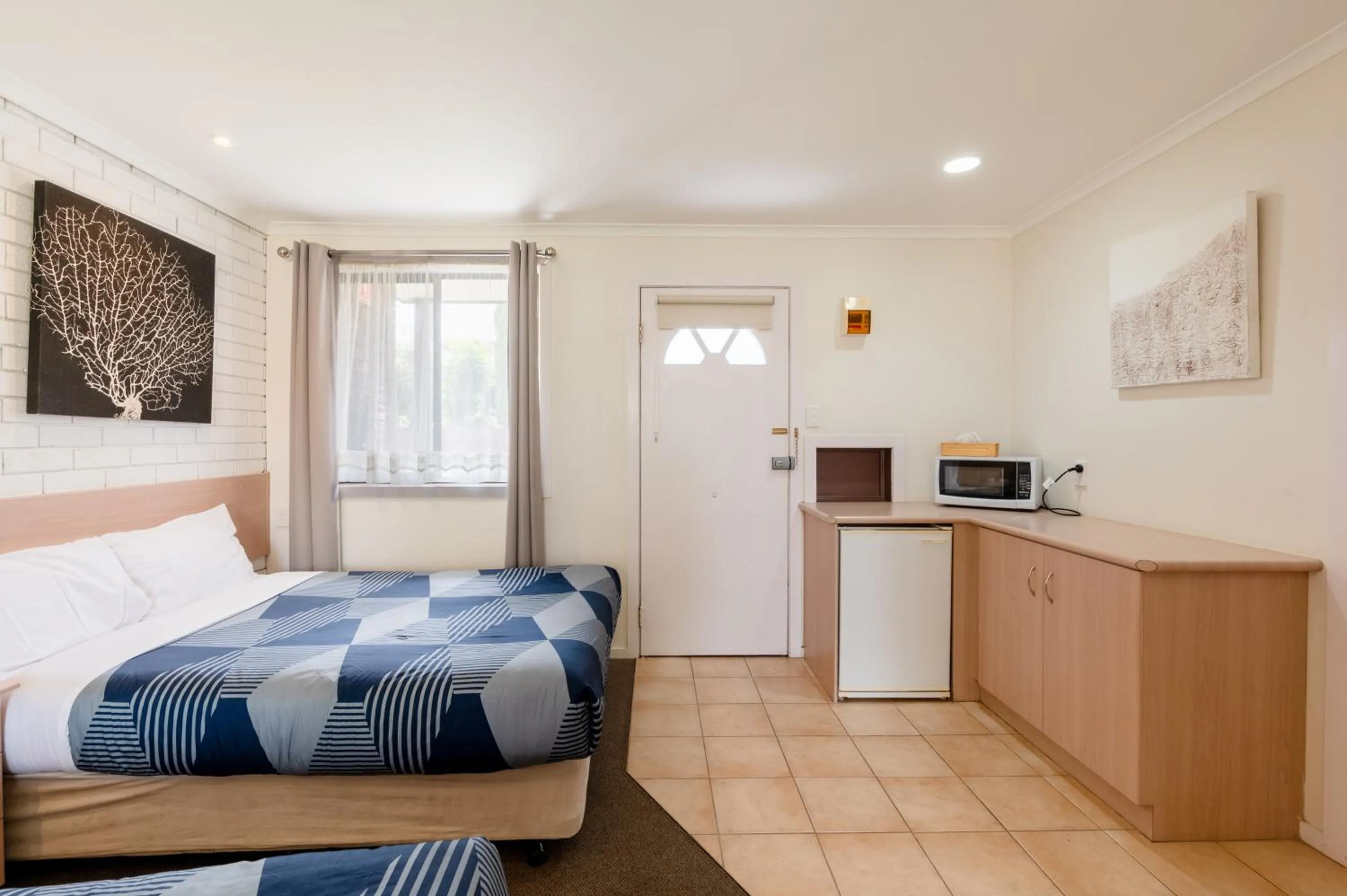 Photo of the whole room, Bed in Bristol Hill Motor Inn