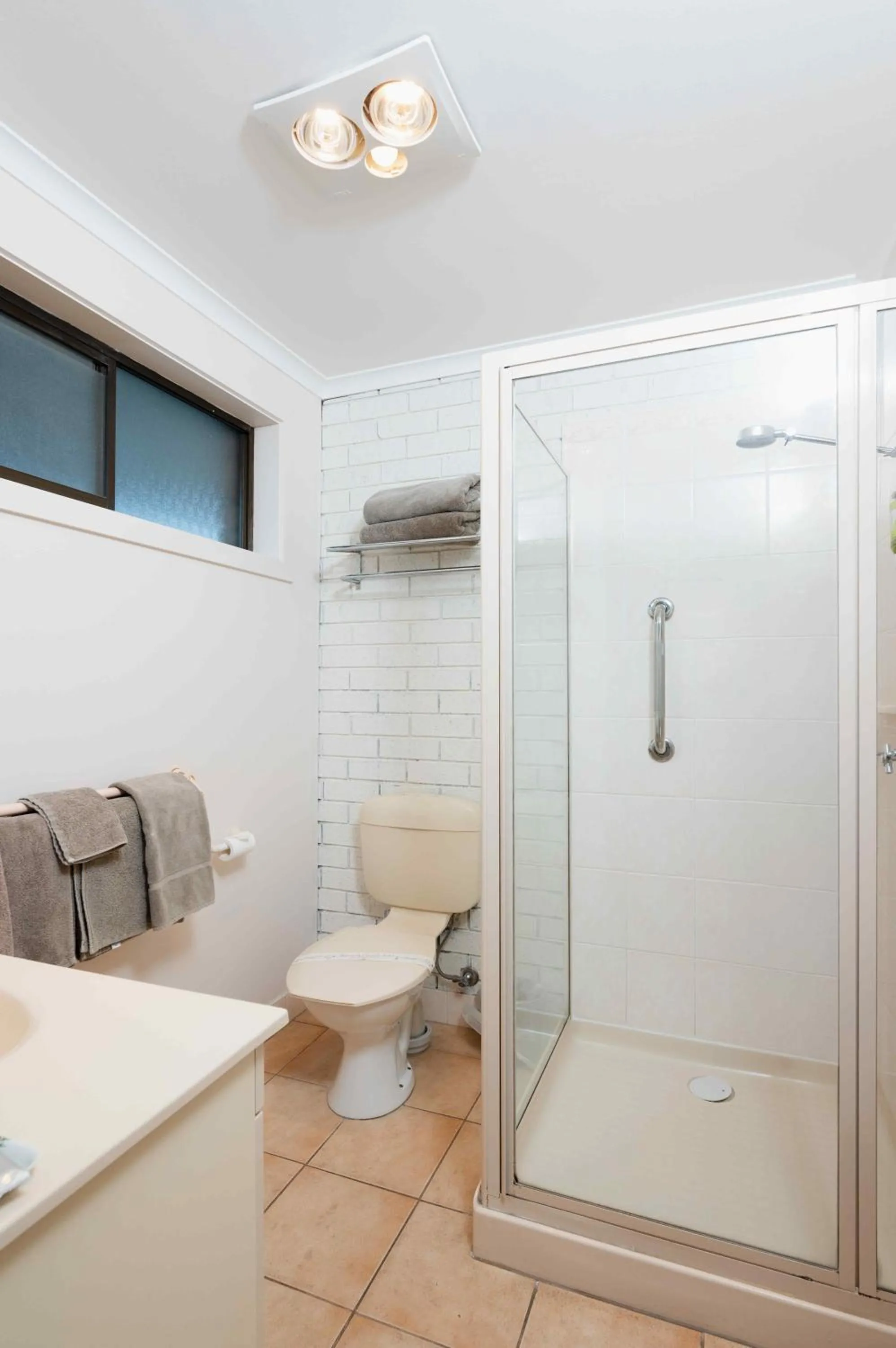 Bathroom in Bristol Hill Motor Inn