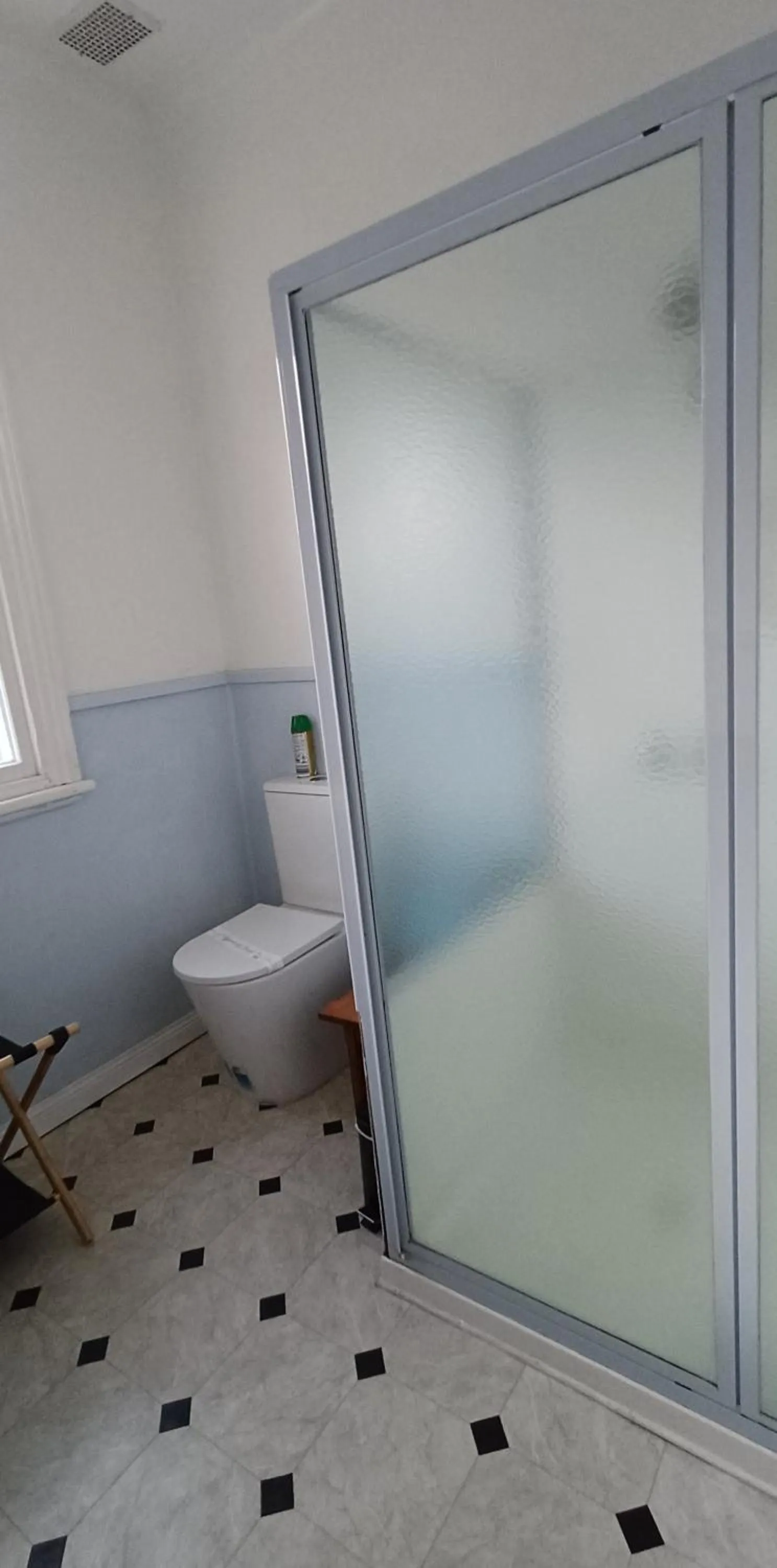 Bathroom in Bristol Hill Motor Inn