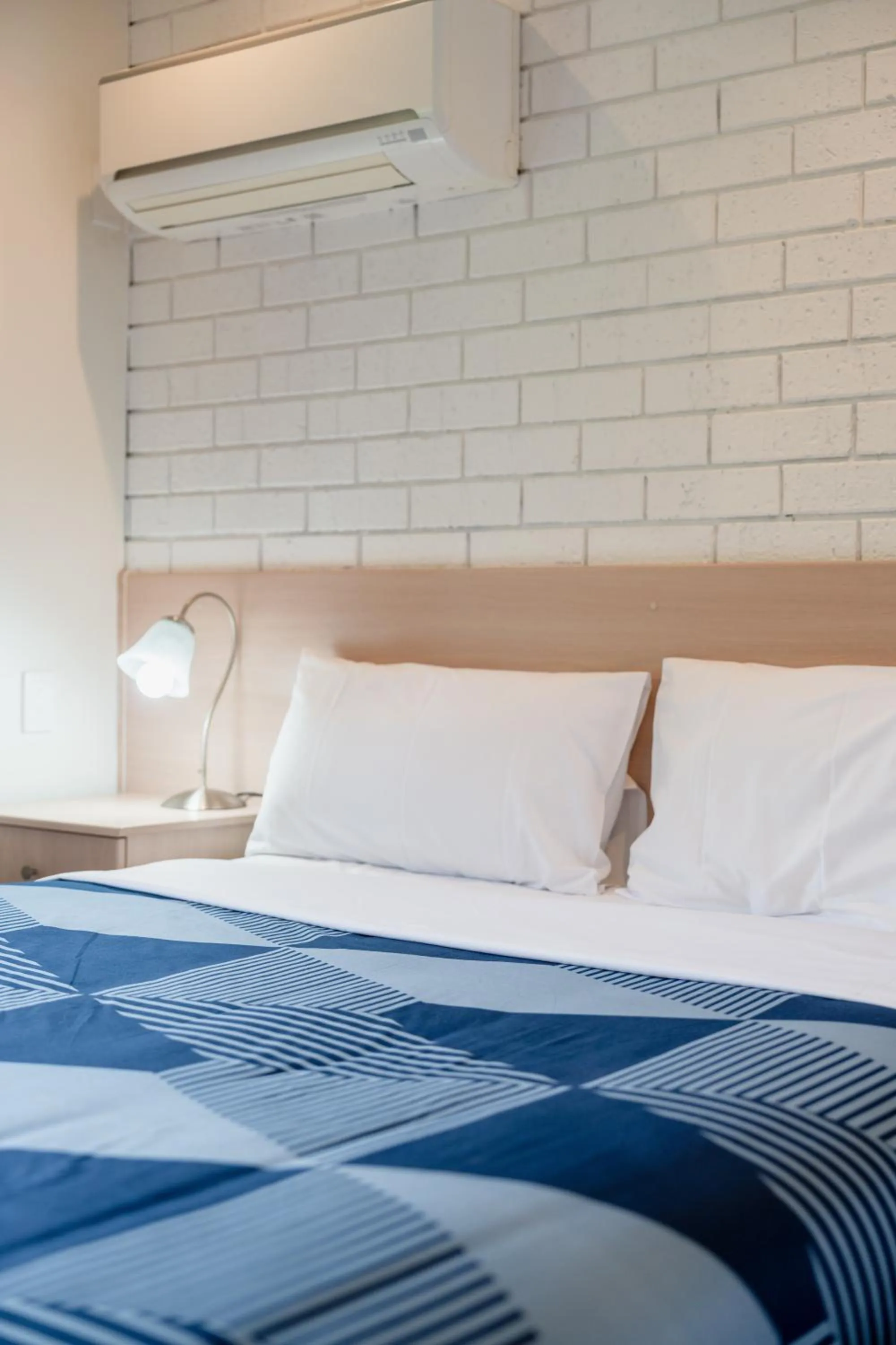 Bed in Bristol Hill Motor Inn