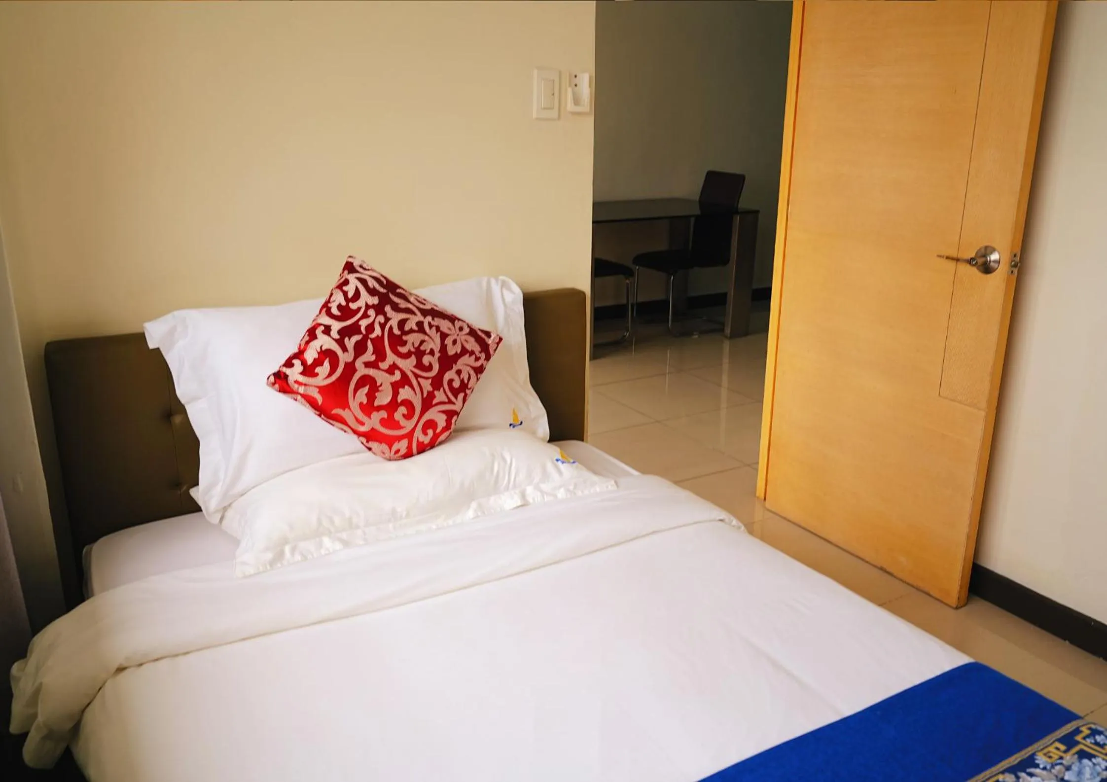 Bedroom, Bed in Extremeli Suites