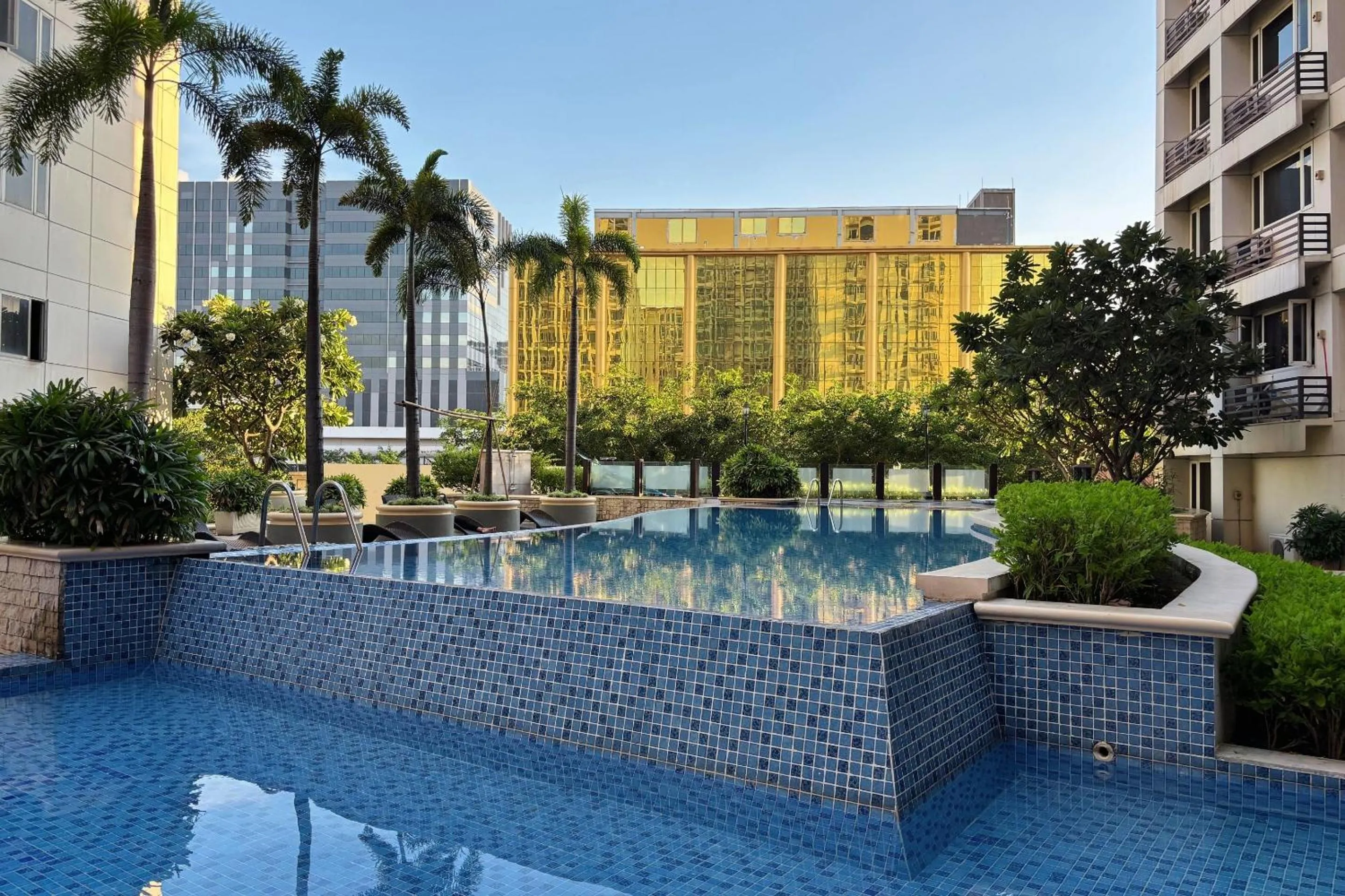 Swimming pool in Extremeli Suites