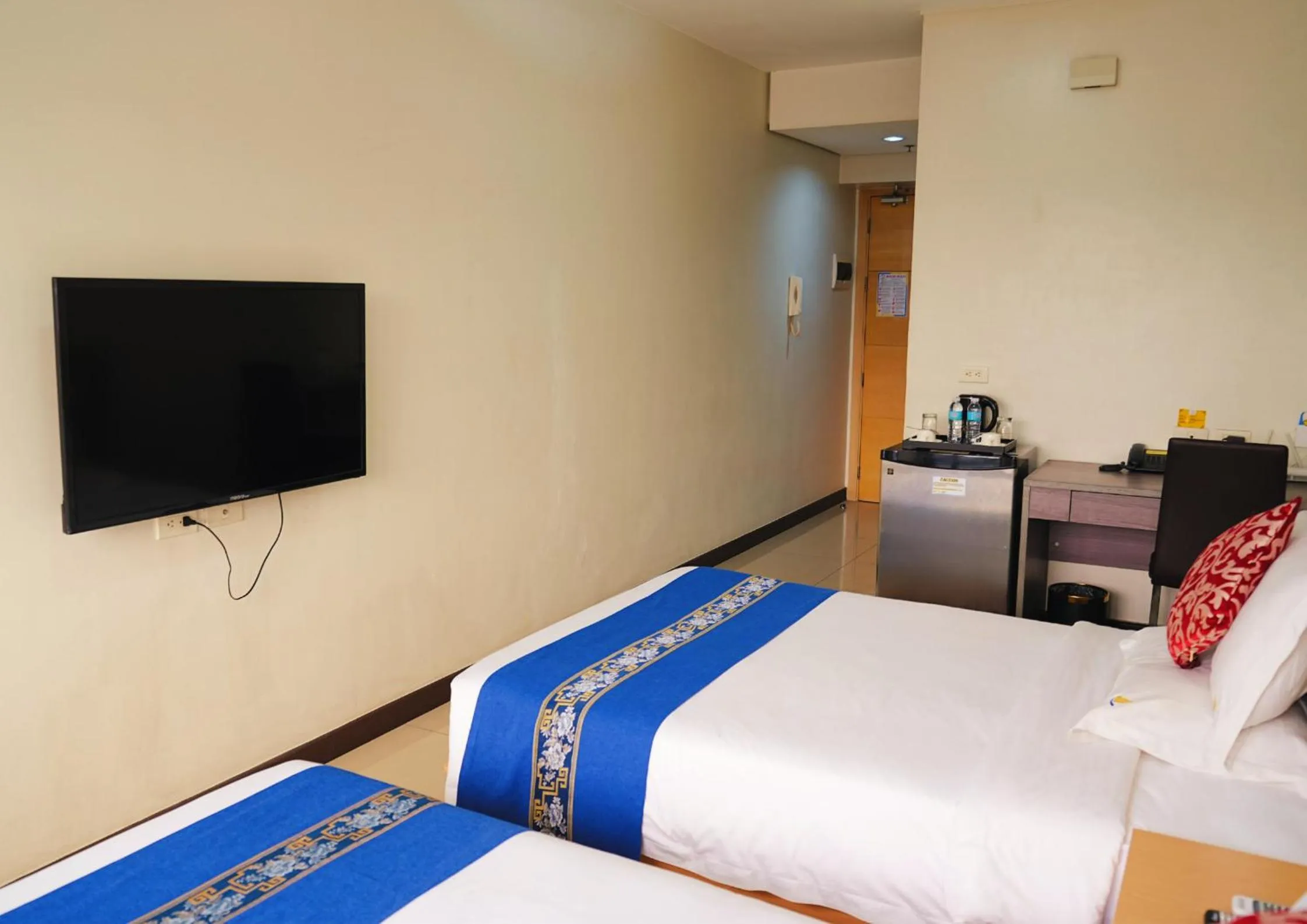 Bed in Extremeli Suites