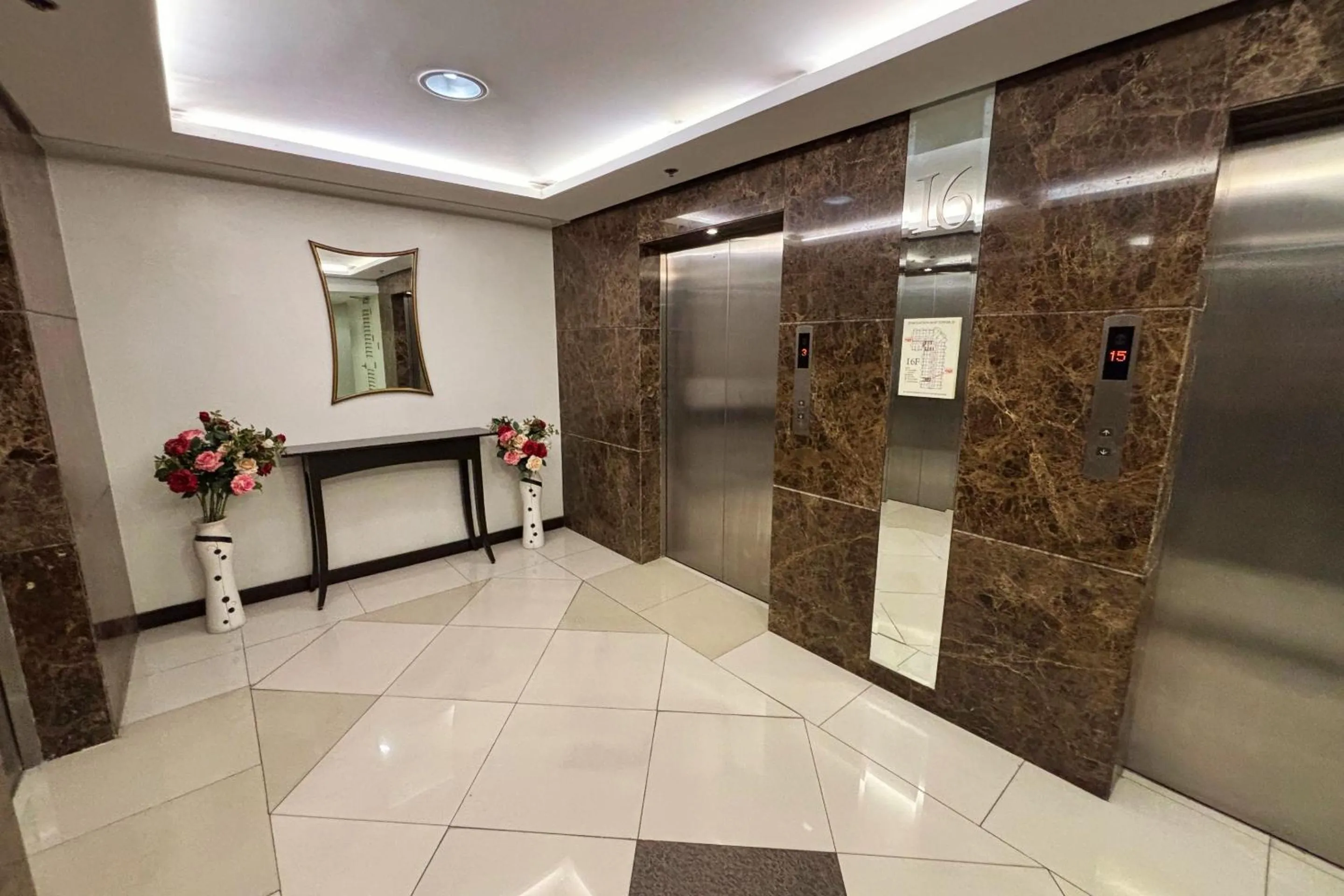 elevator in Extremeli Suites