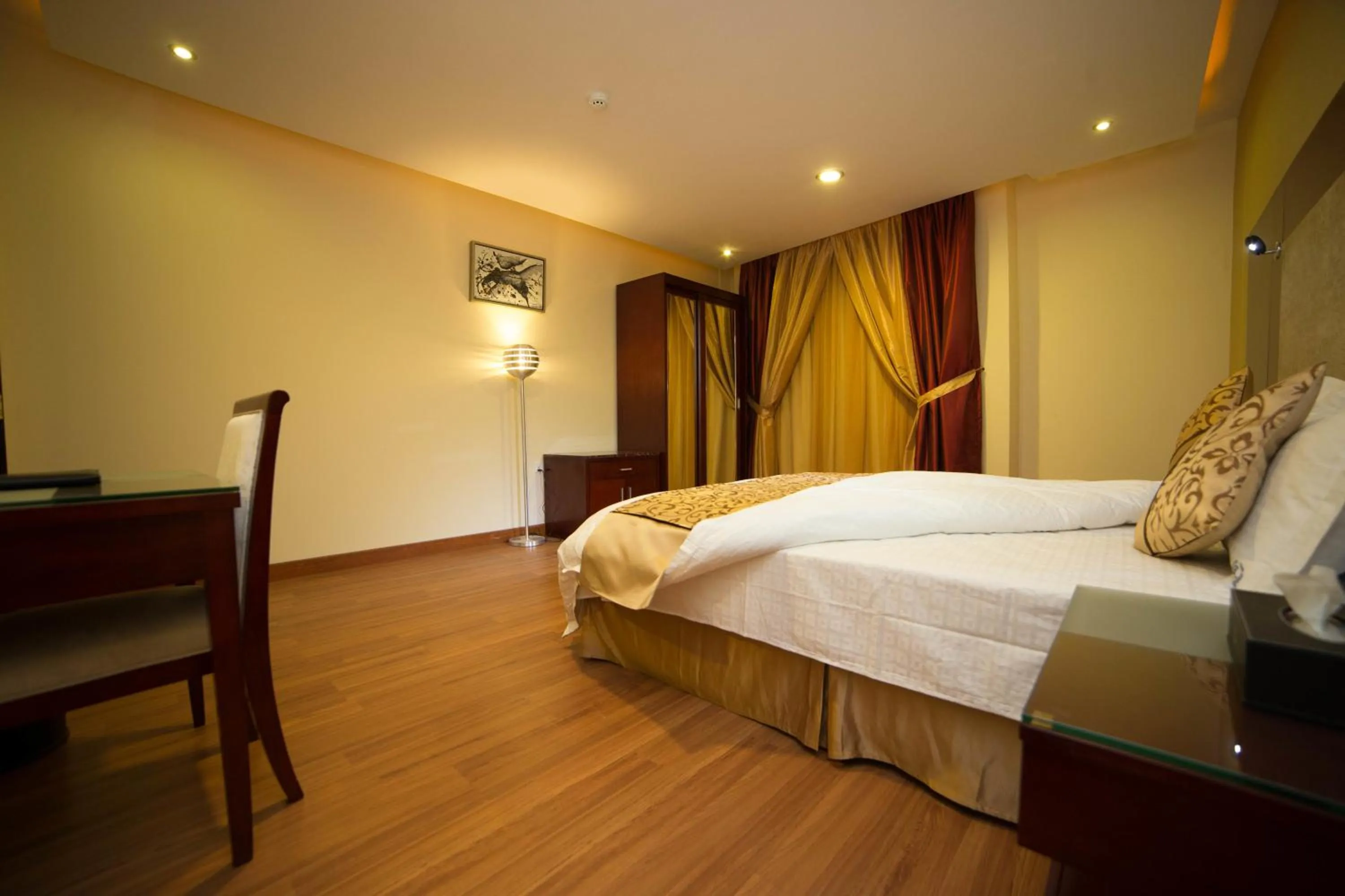 Seating area, Bed in Raoum Inn Hotel Apartments - Buraydah