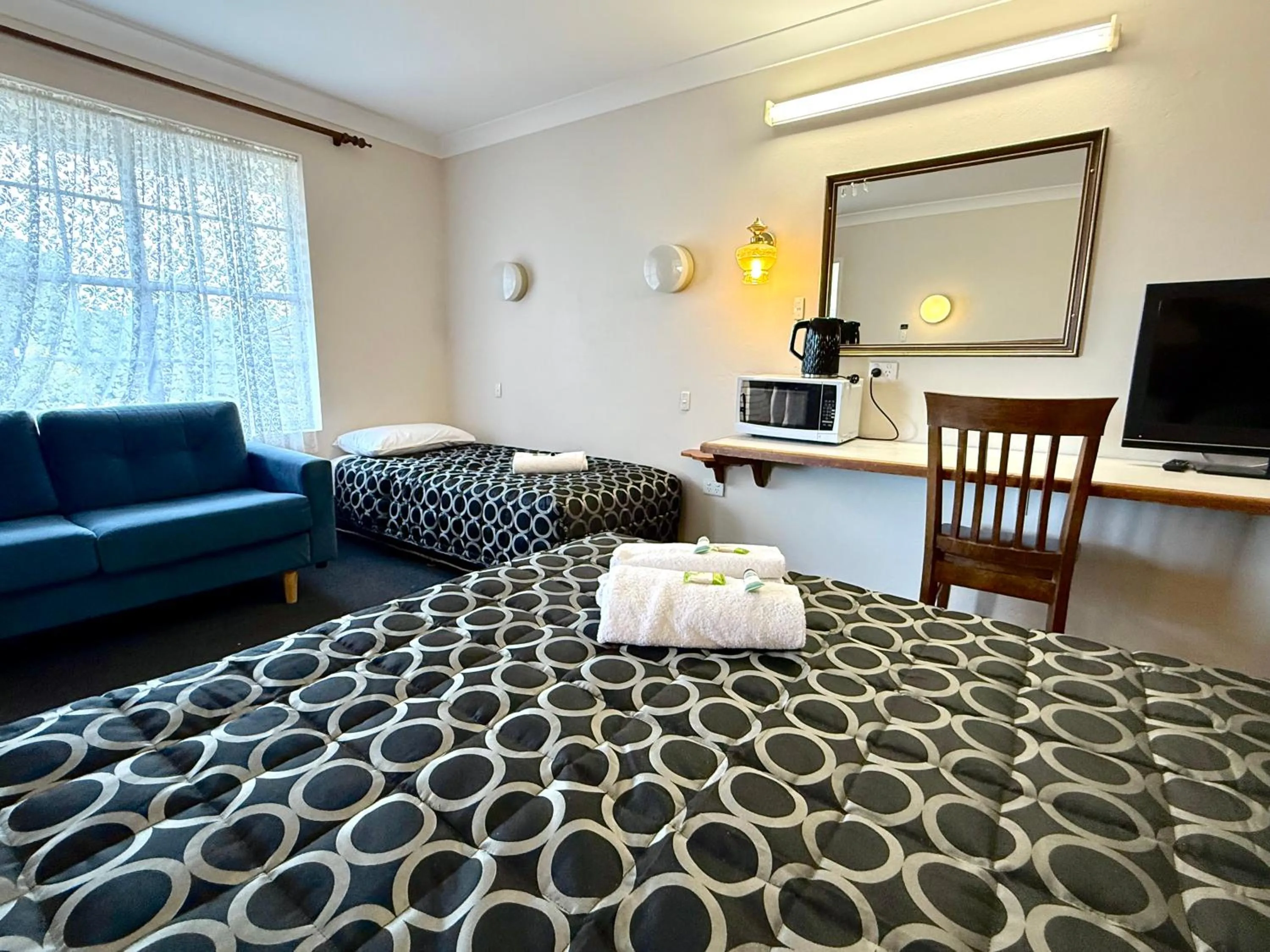 Bedroom, Bed in Crown Motel Wellington