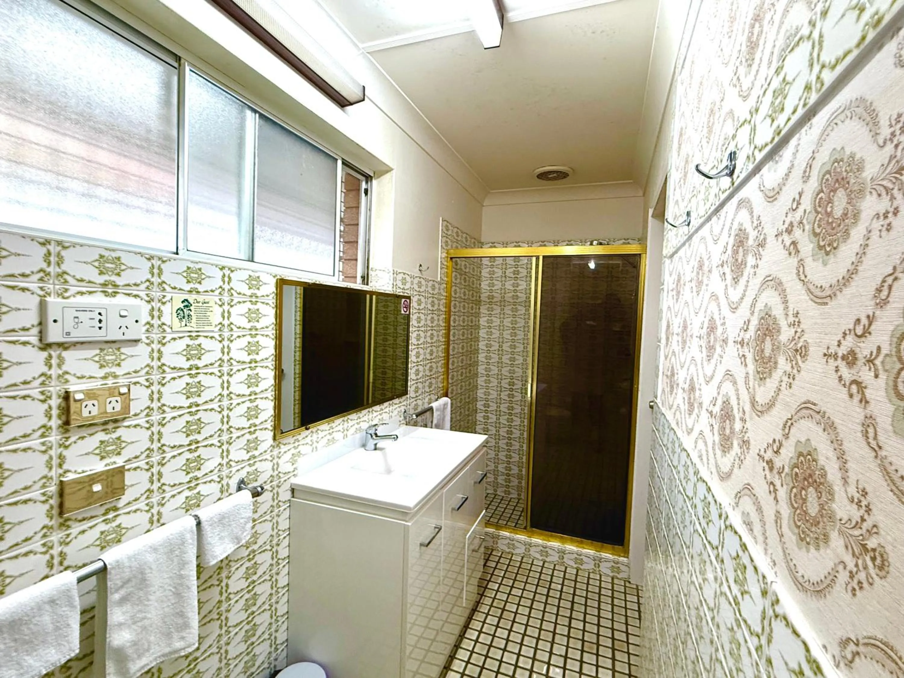 Bathroom in Crown Motel Wellington