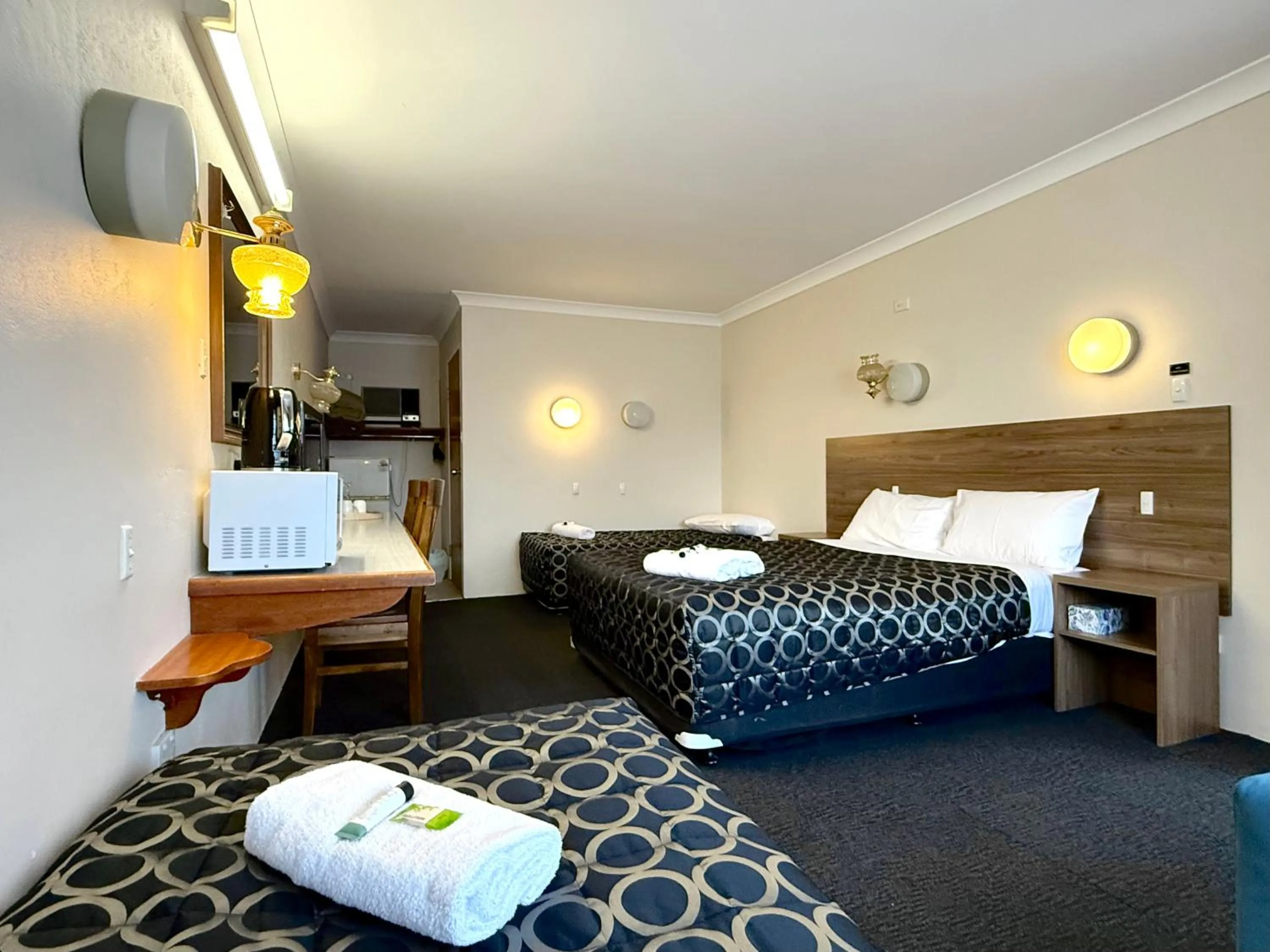 Bedroom, Bed in Crown Motel Wellington