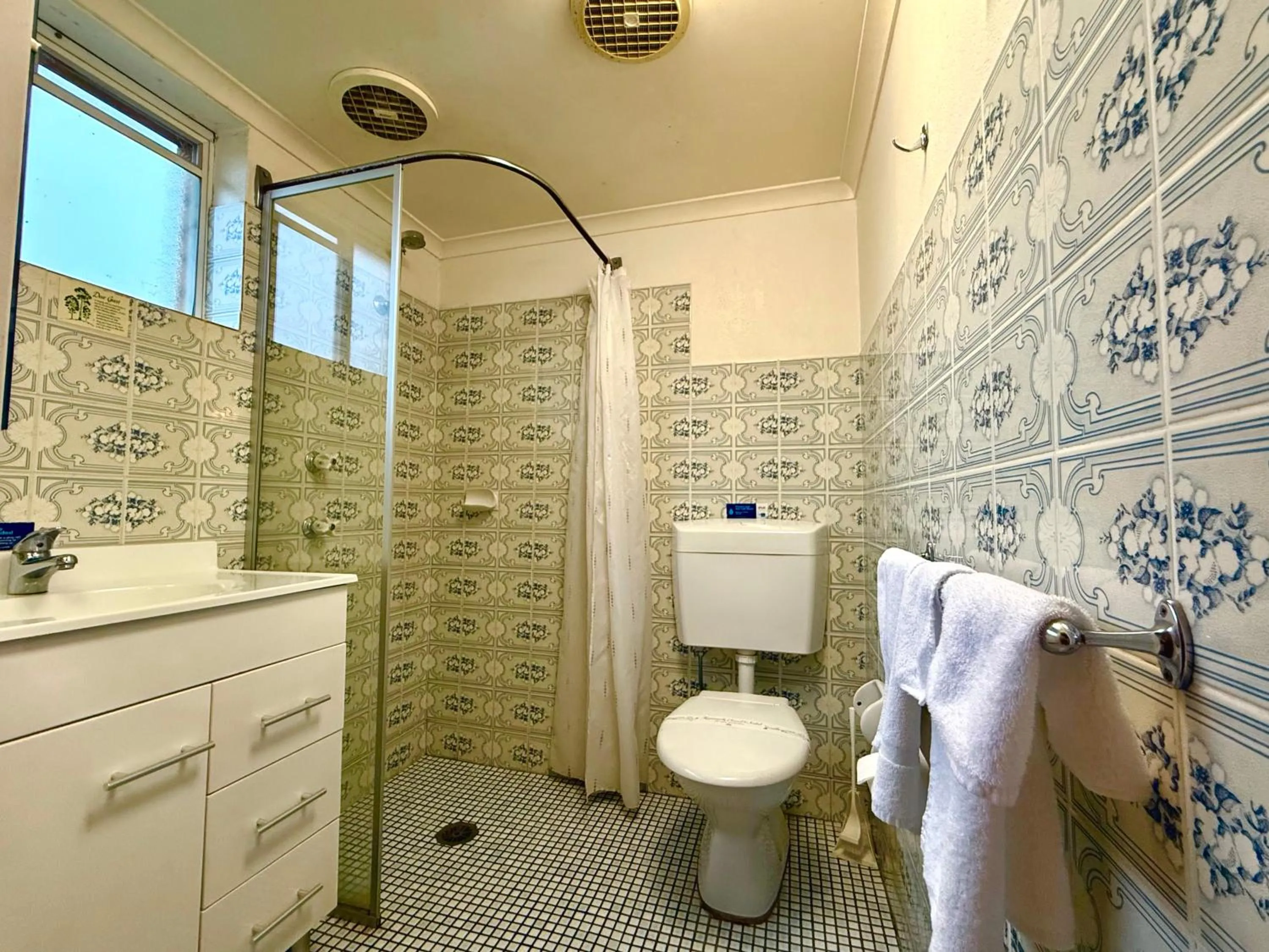 Bathroom in Crown Motel Wellington