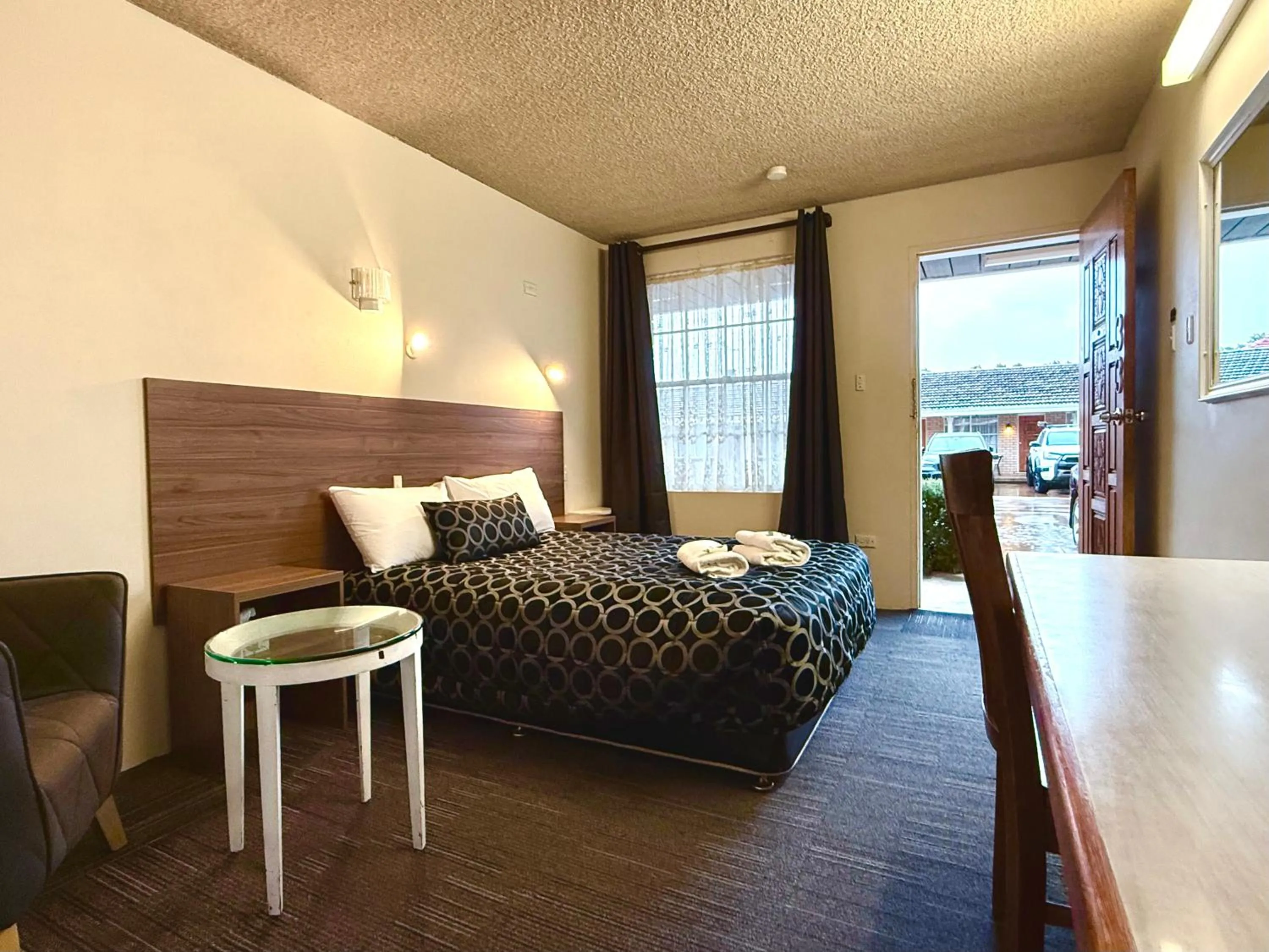 Bedroom, Bed in Crown Motel Wellington