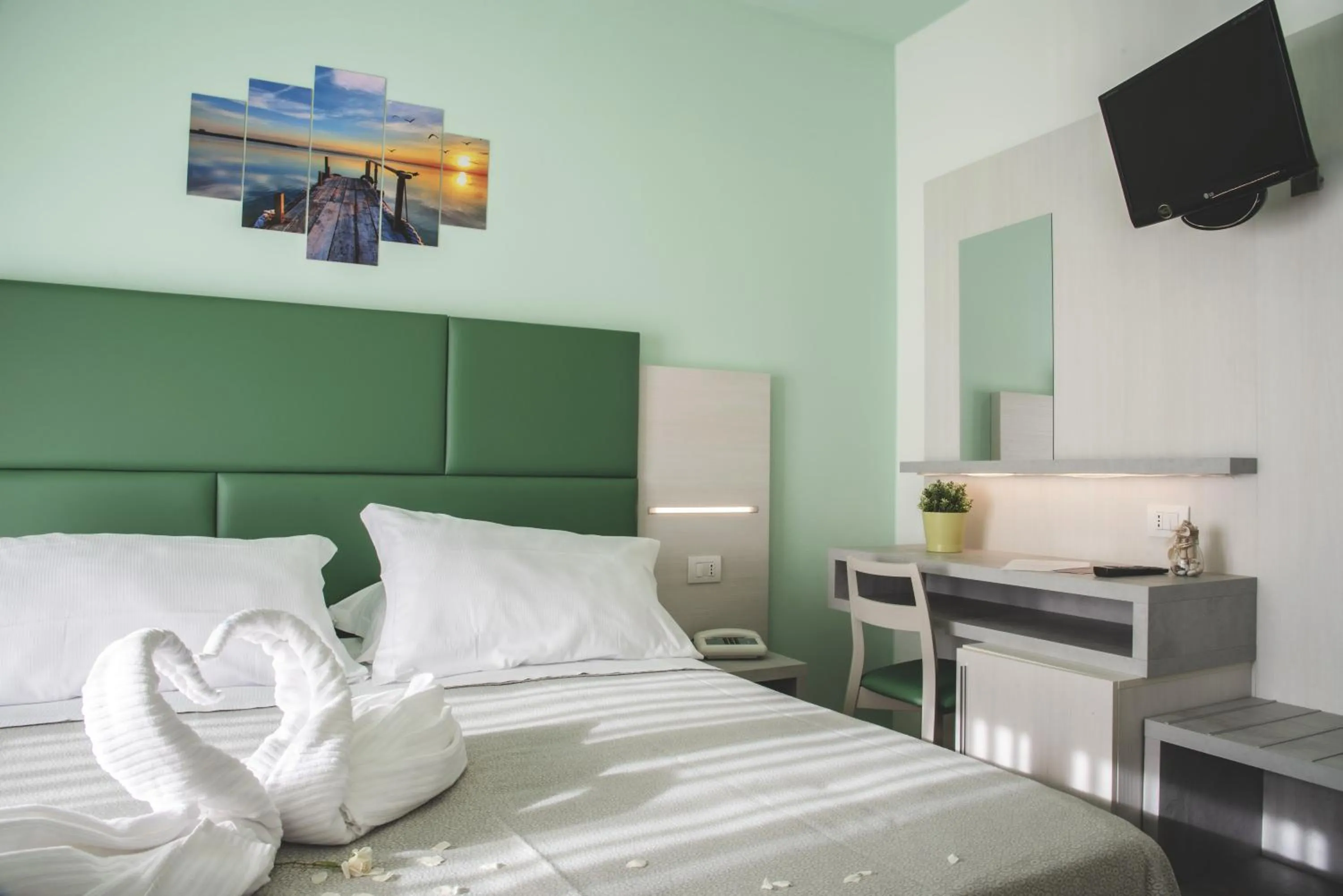 Photo of the whole room, Bed in Hotel Continental