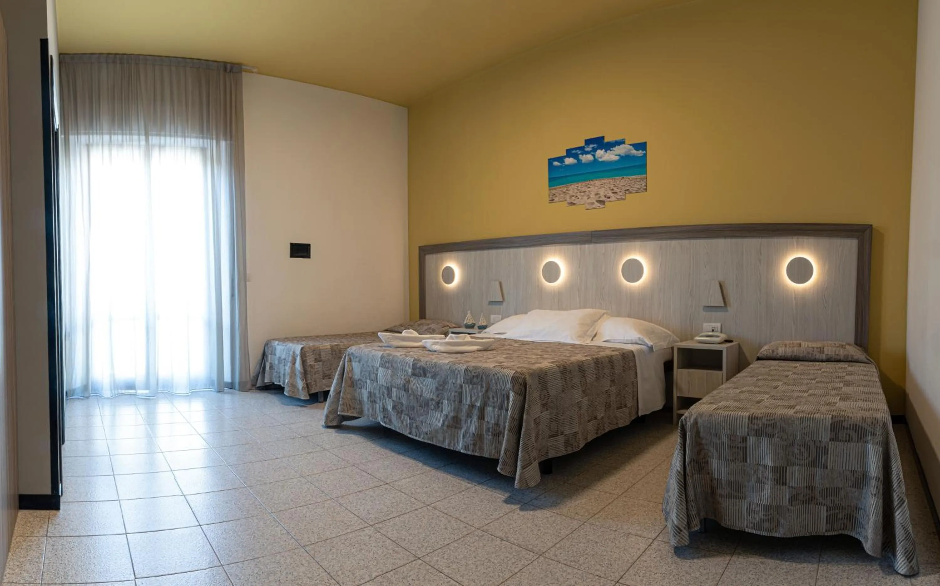 Photo of the whole room, Bed in Hotel Continental