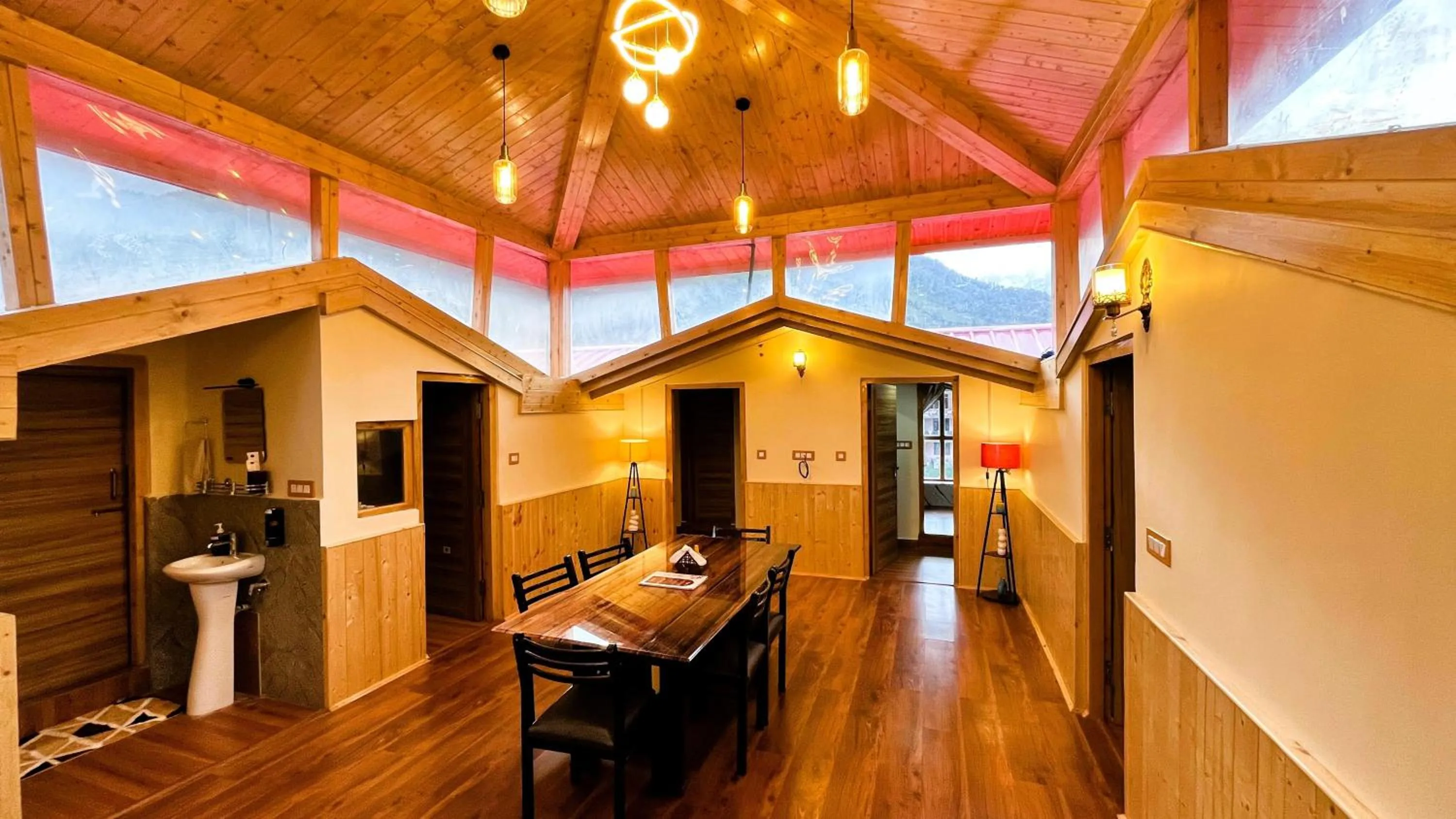 Dining area in WANDER THRIVES INN By Ads Manali