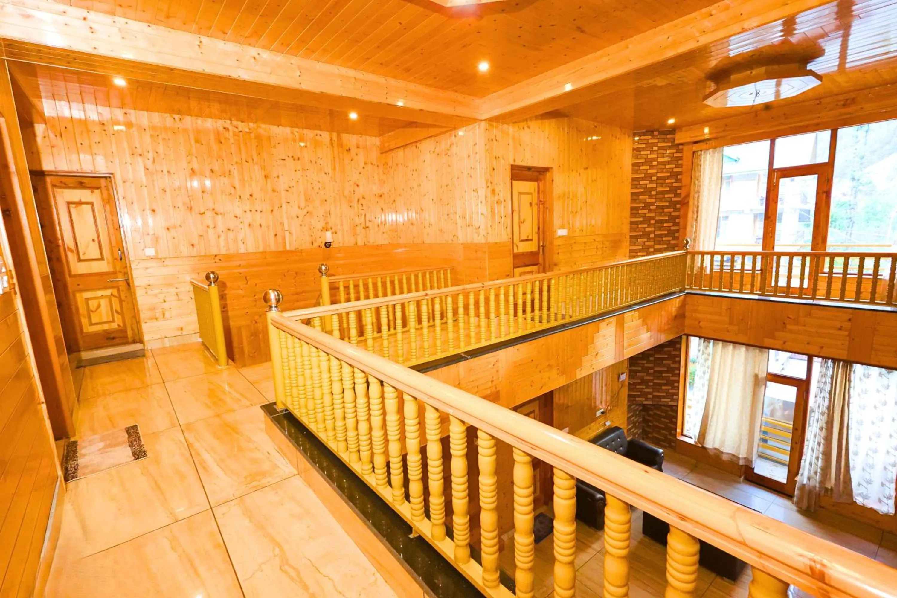 Communal lounge/ TV room in WANDER THRIVES INN By Ads Manali