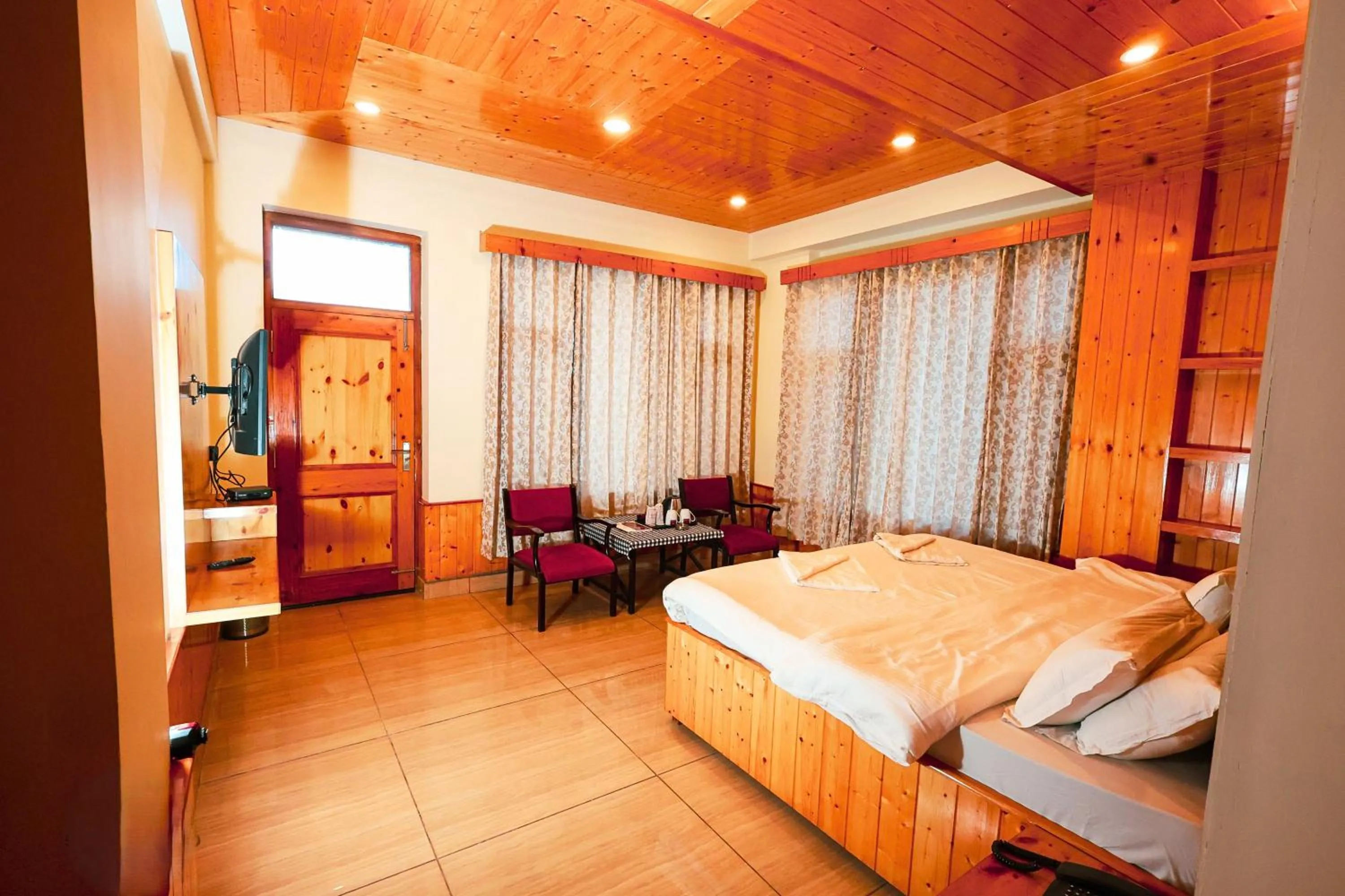 Photo of the whole room in WANDER THRIVES INN By Ads Manali