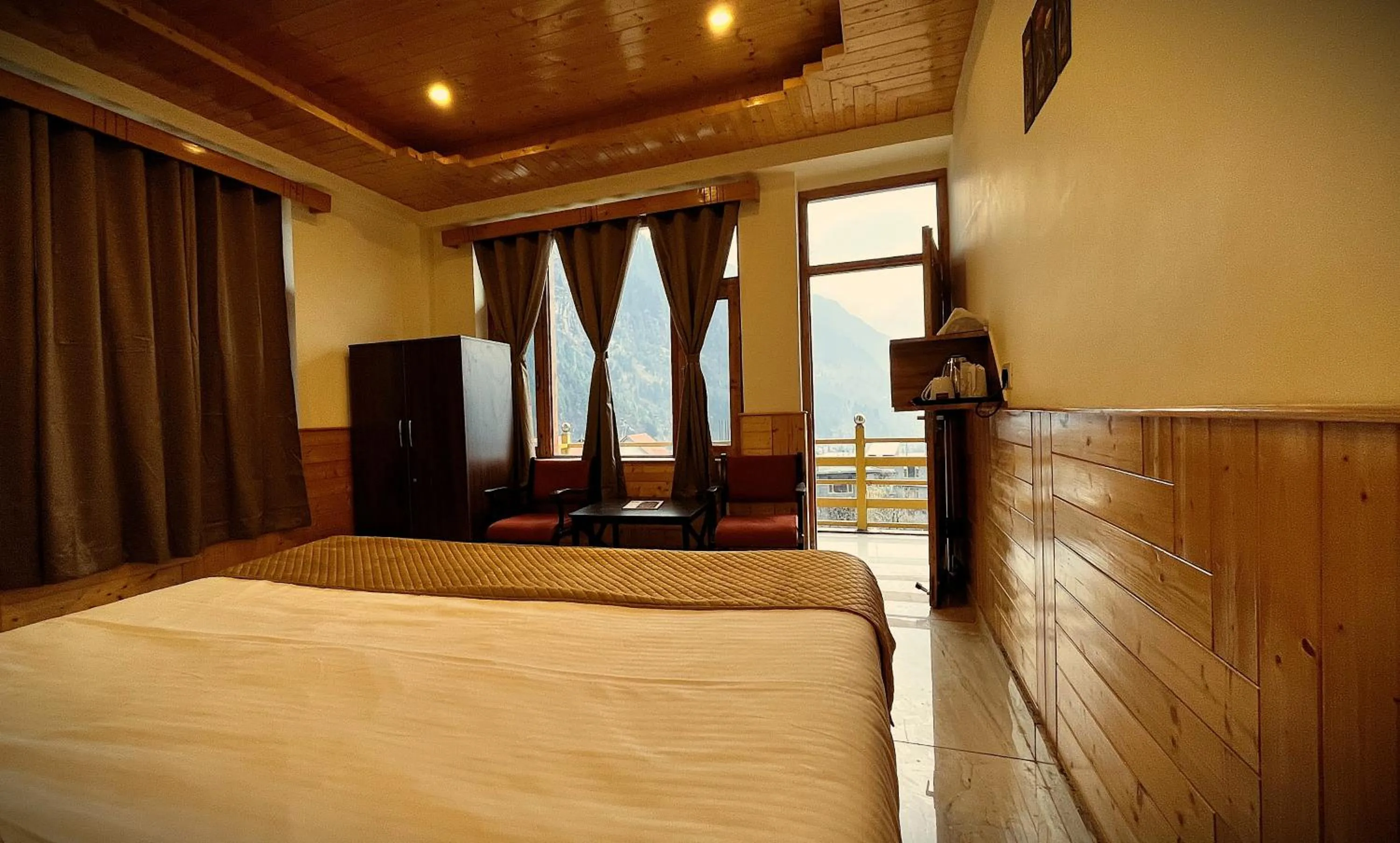 Photo of the whole room in WANDER THRIVES INN By Ads Manali