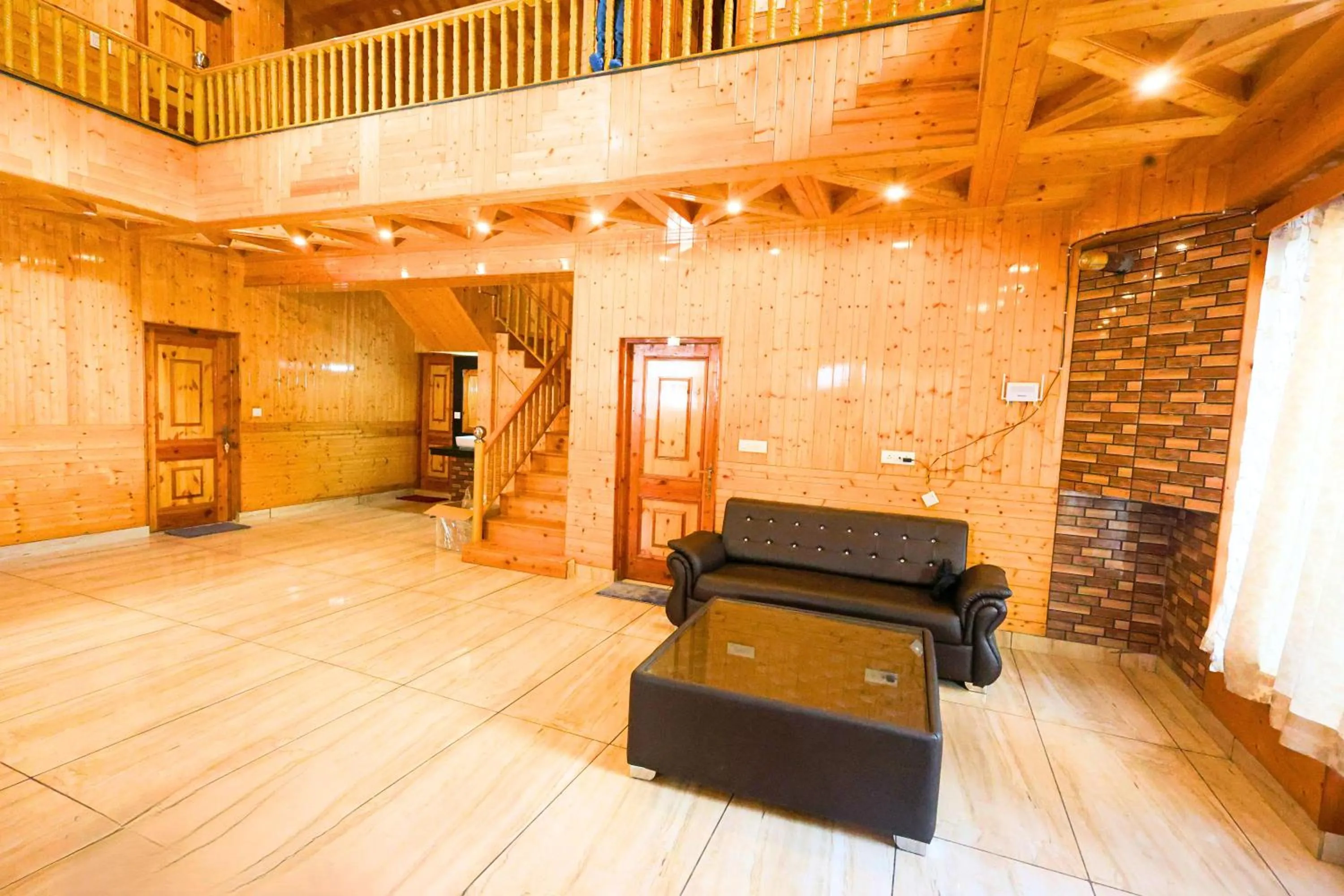 Communal lounge/ TV room in WANDER THRIVES INN By Ads Manali