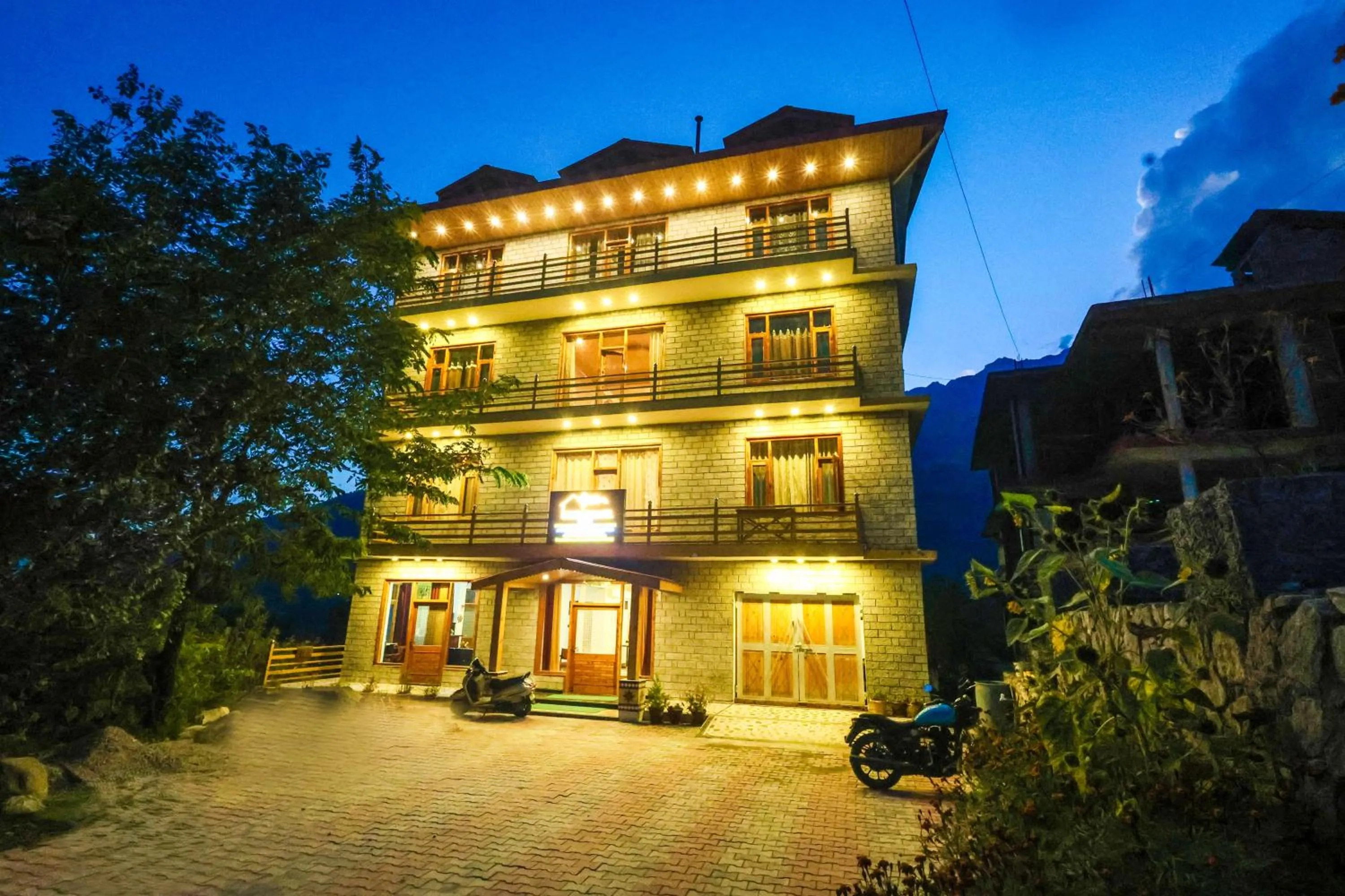 Property building in WANDER THRIVES INN By Ads Manali