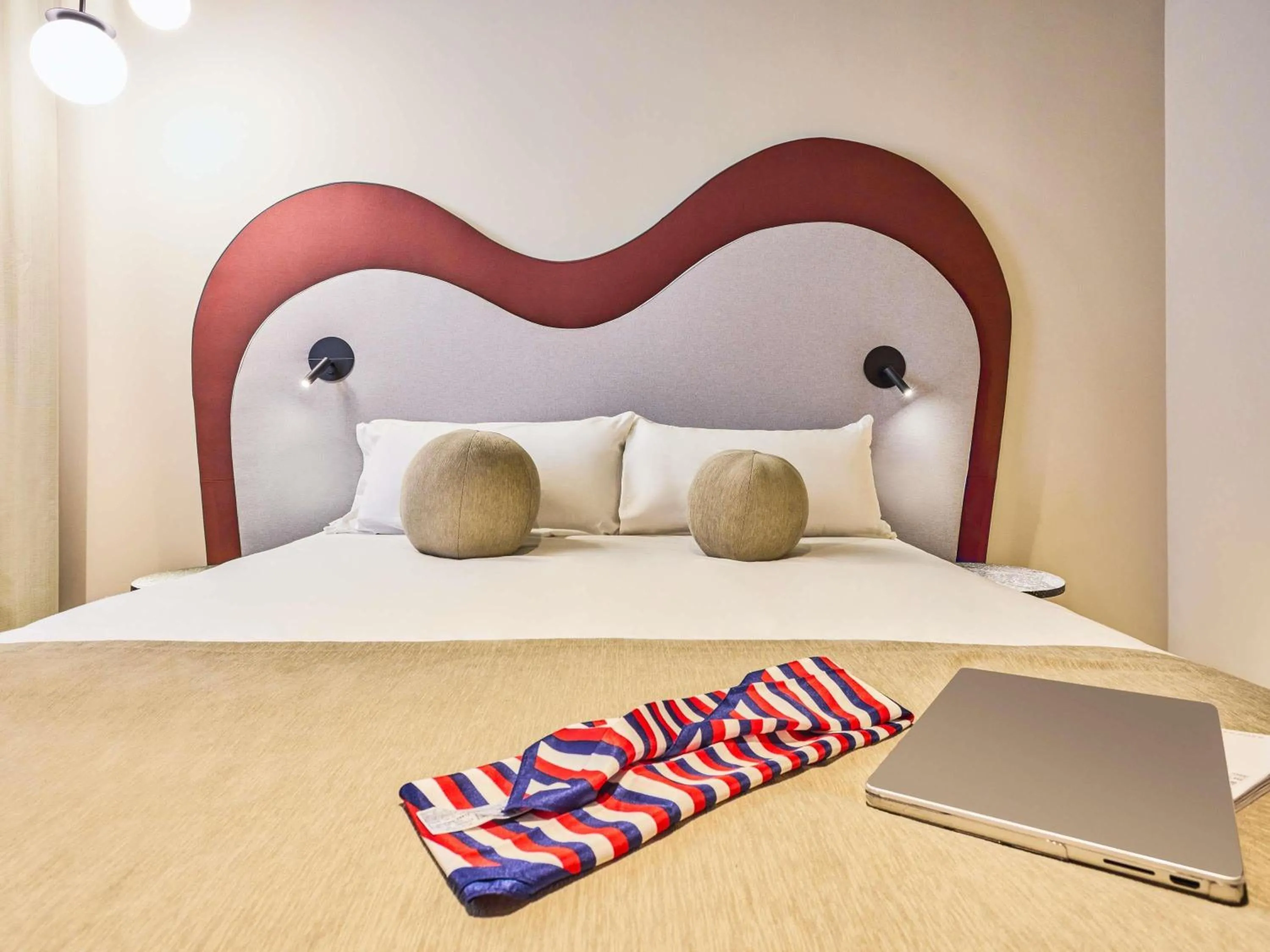 Bedroom, Bed in Ibis Styles Madrid Airport Valdebebas