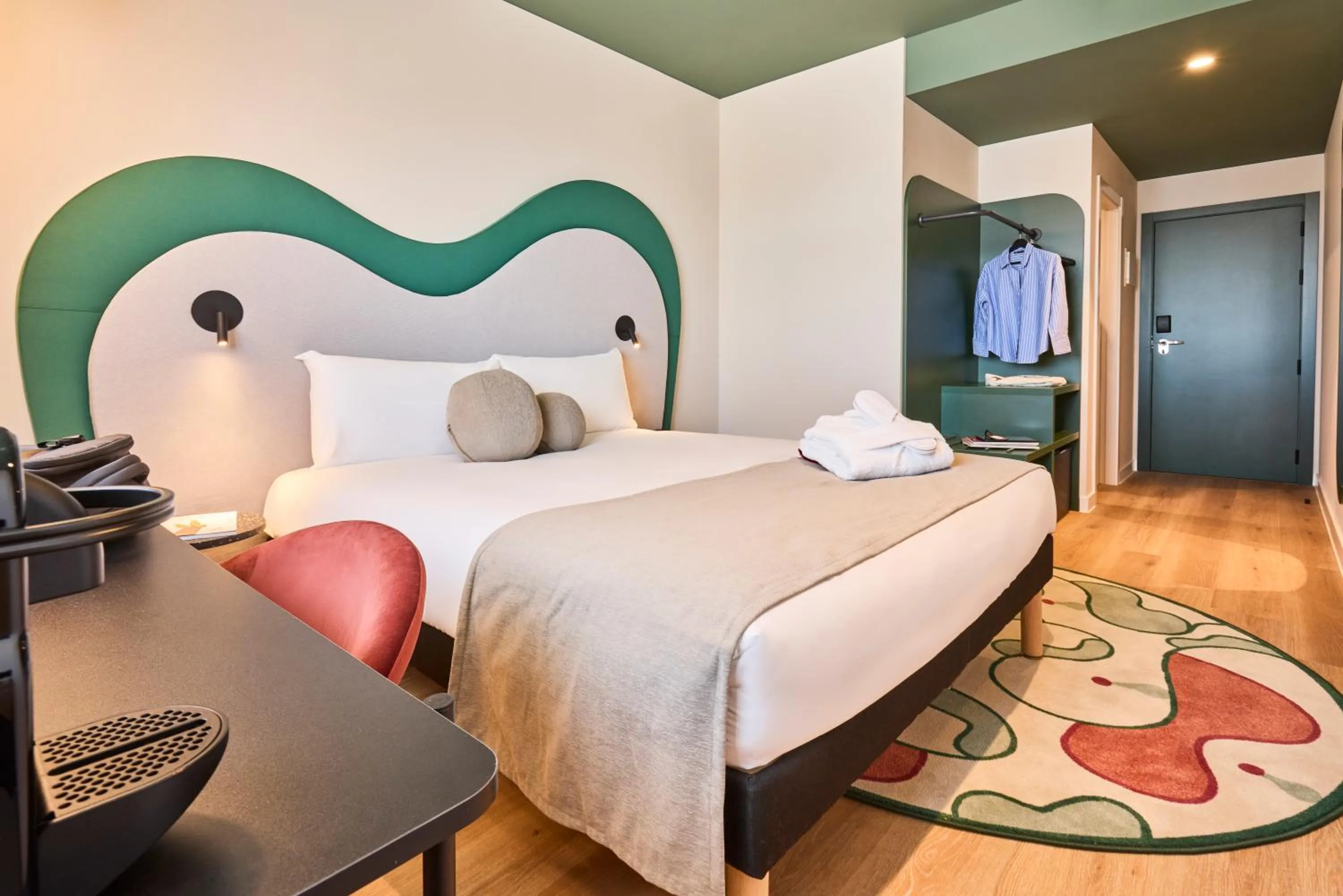 Bedroom, Bed in Ibis Styles Madrid Airport Valdebebas