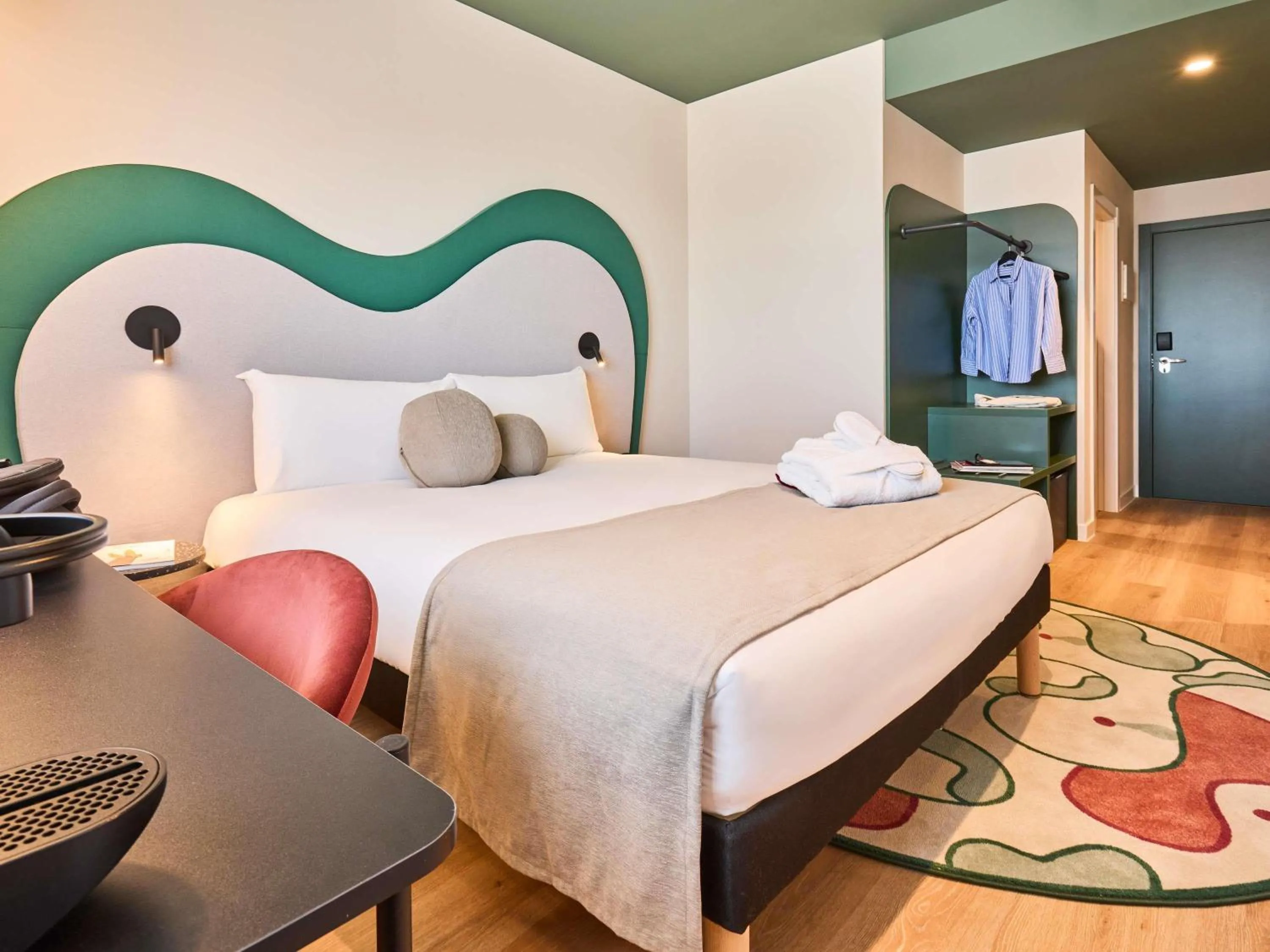 Bedroom, Bed in Ibis Styles Madrid Airport Valdebebas