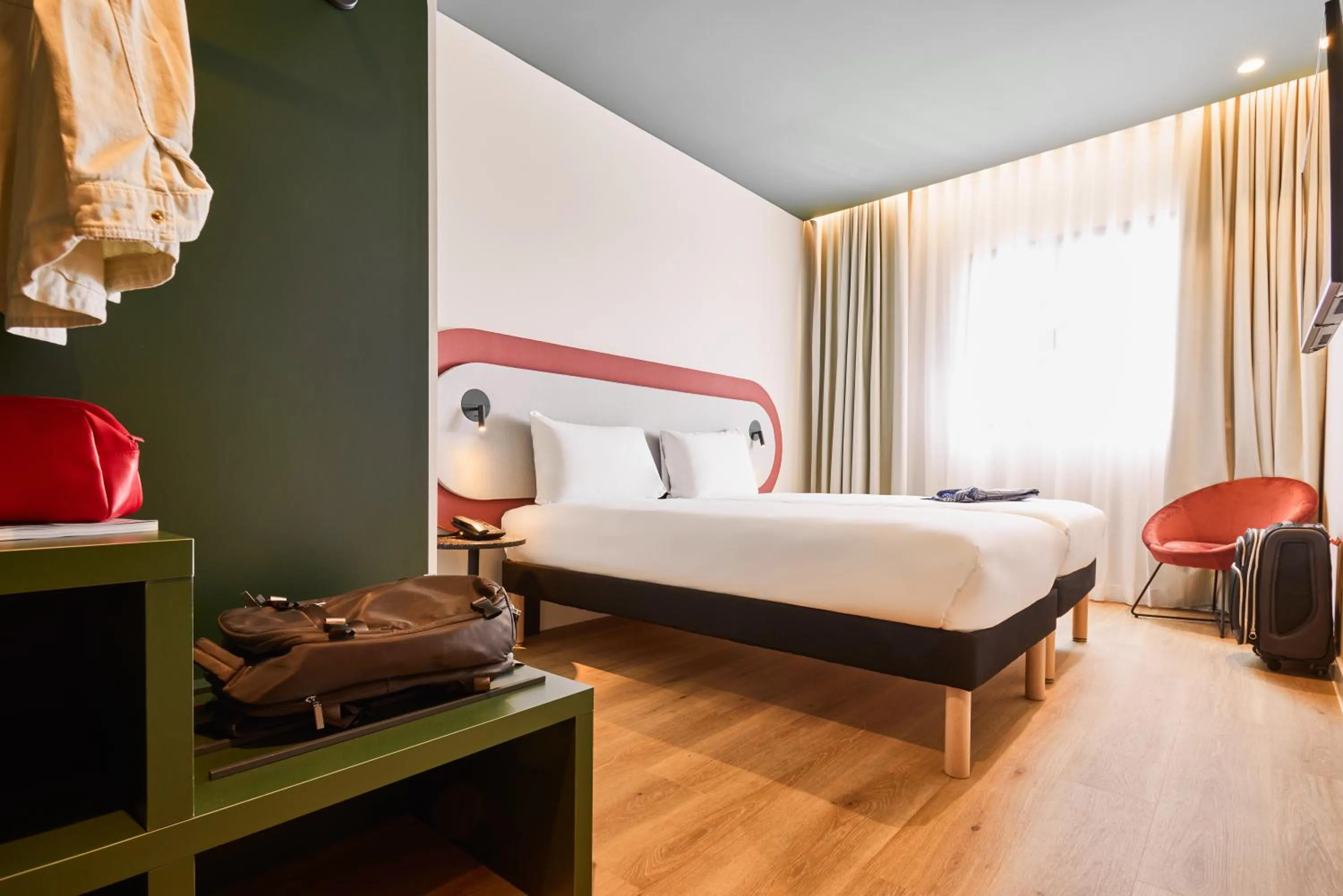 Photo of the whole room, Bed in Ibis Styles Madrid Airport Valdebebas