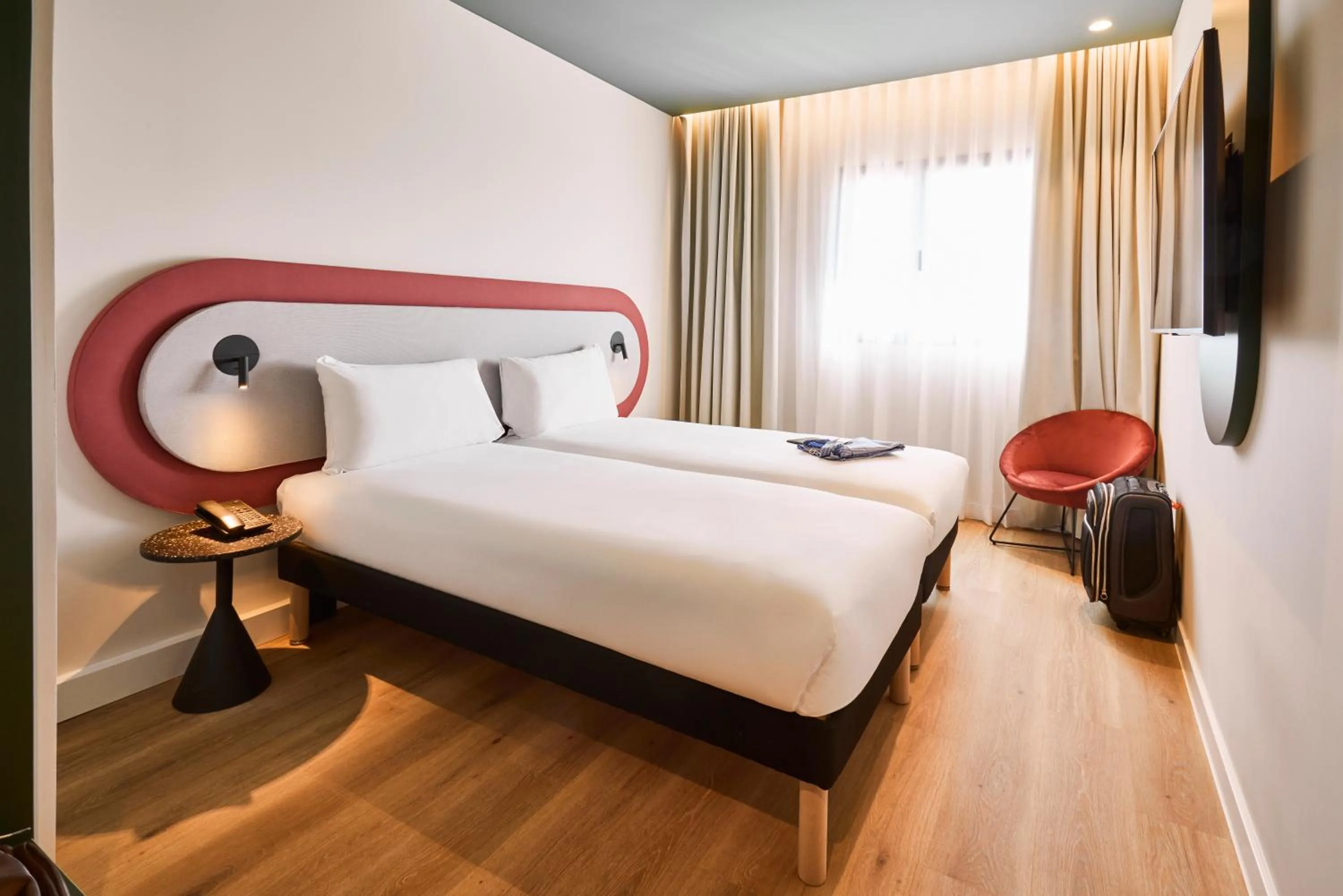 Bedroom, Bed in Ibis Styles Madrid Airport Valdebebas