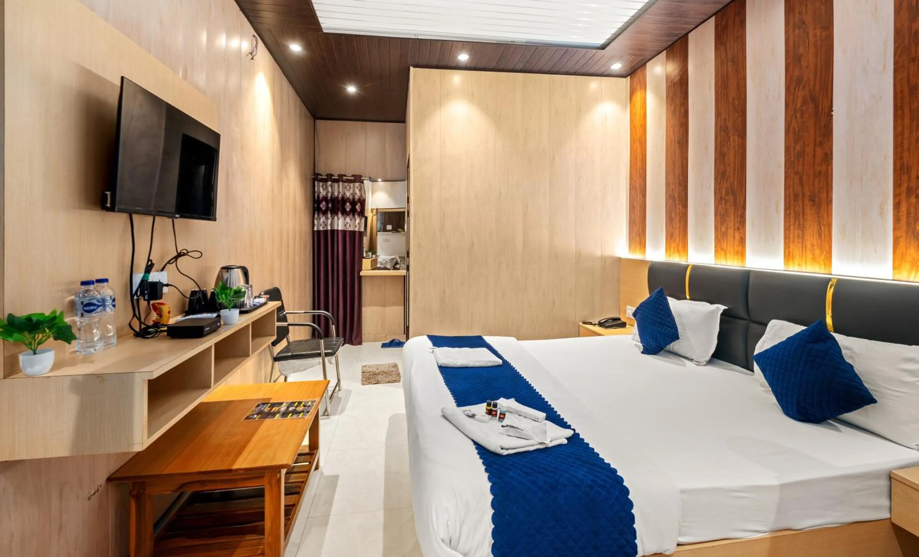 Bed in Hotel Ramay Palace