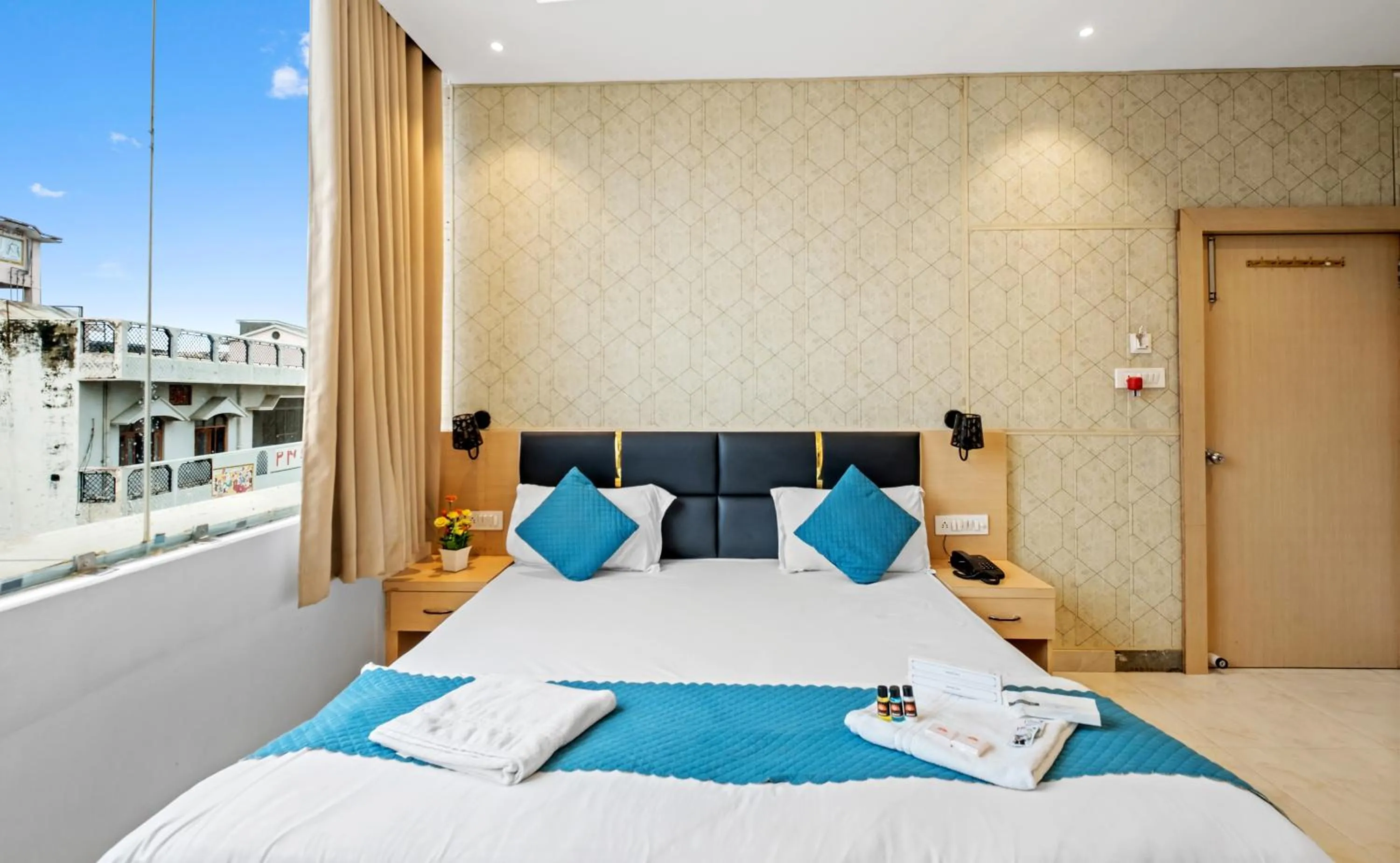 Bed in Hotel Ramay Palace