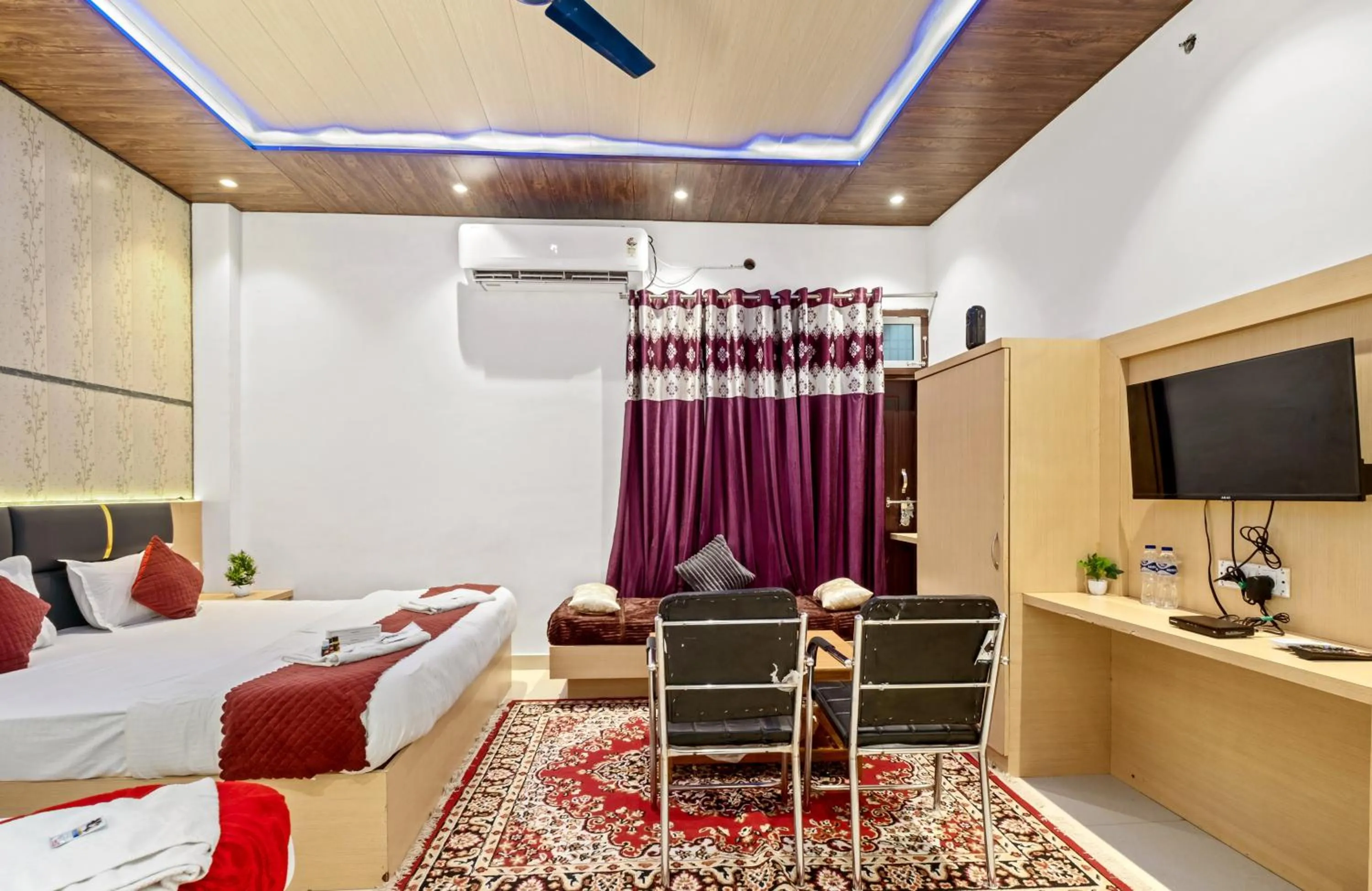 Bed in Hotel Ramay Palace