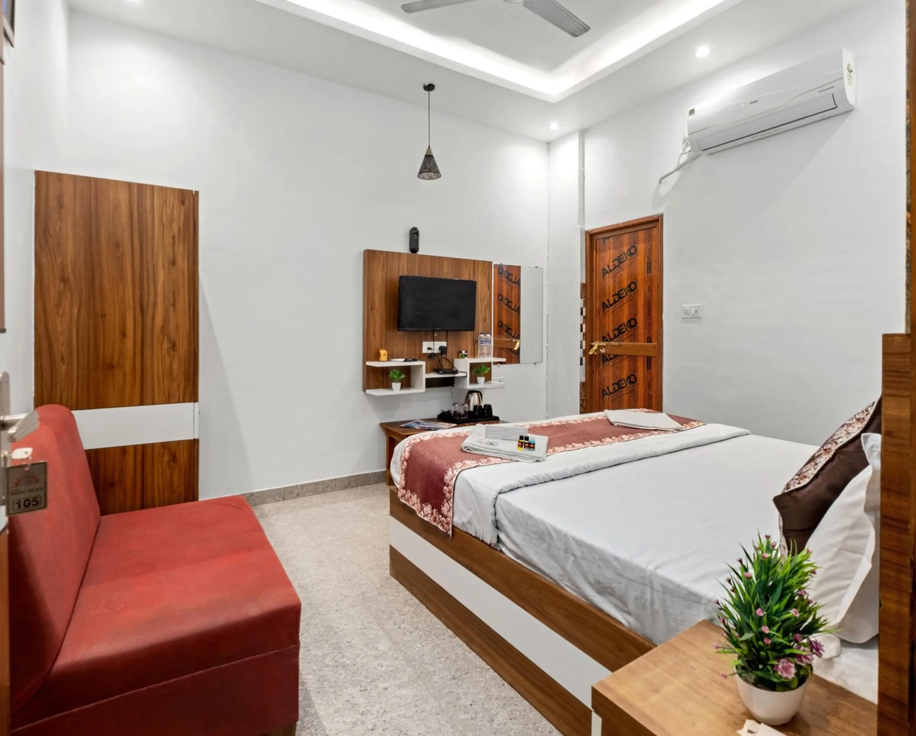 Bed in Hotel Ramay Palace