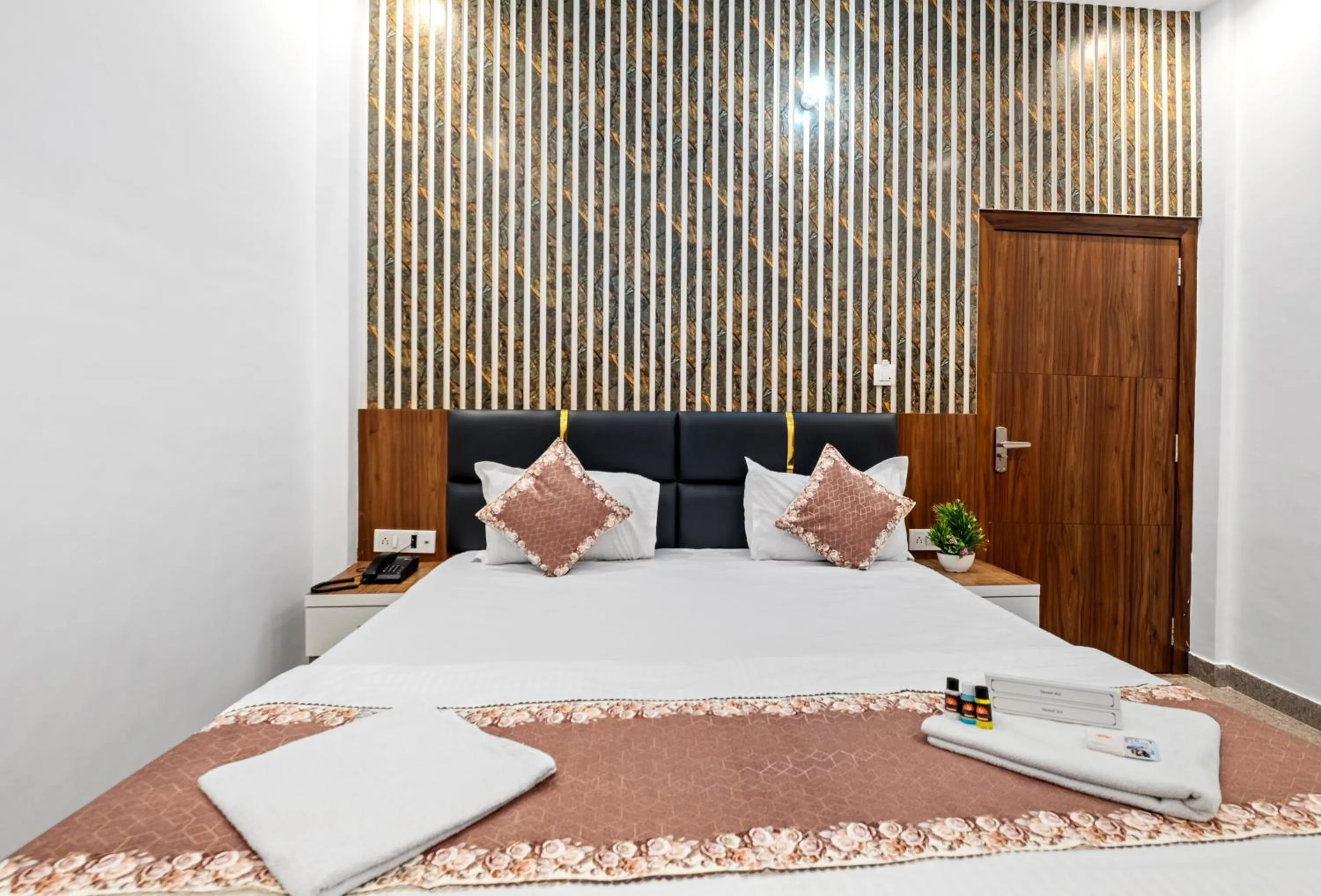 Bed in Hotel Ramay Palace