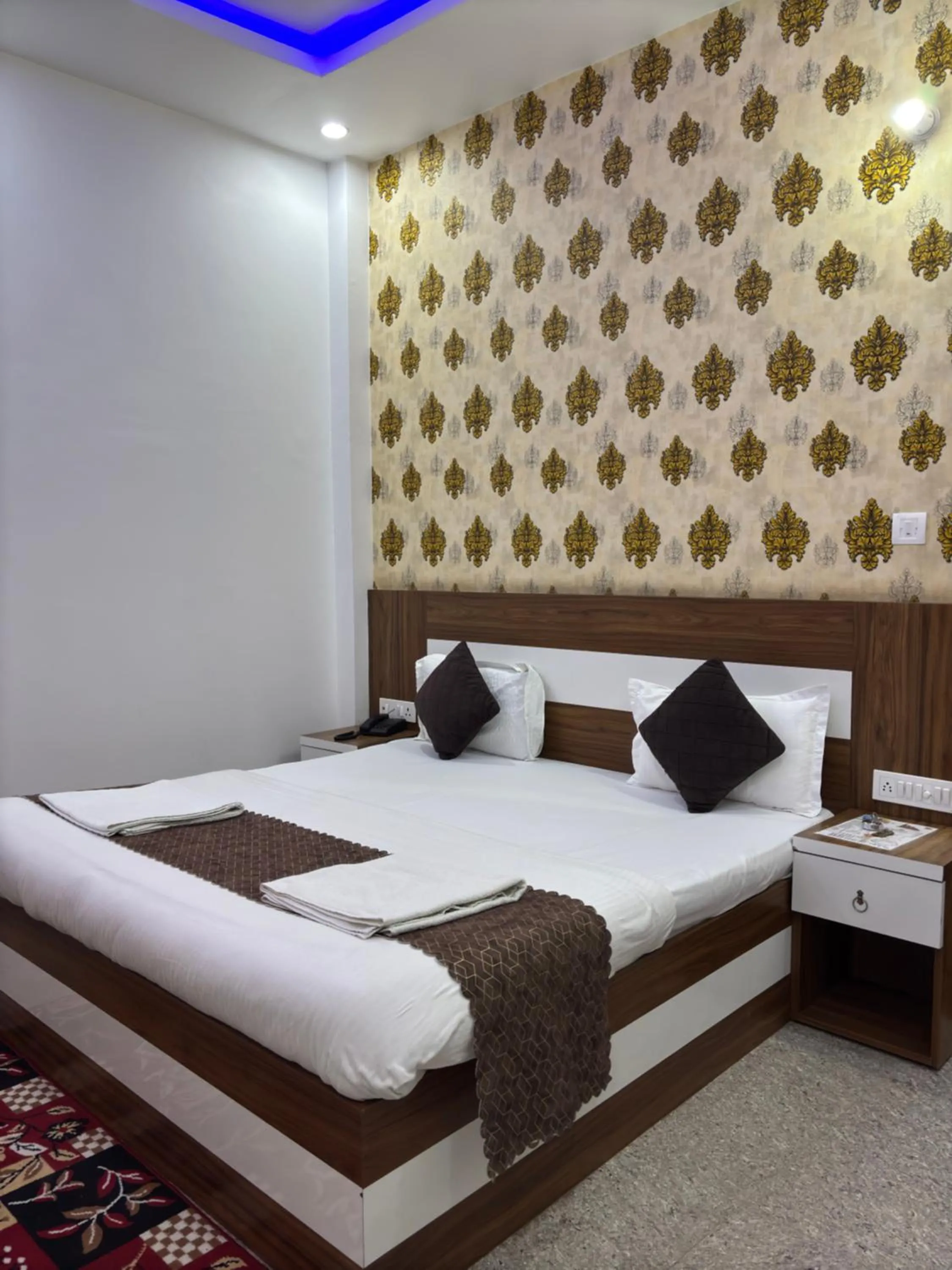 Bed in Hotel Ramay Palace