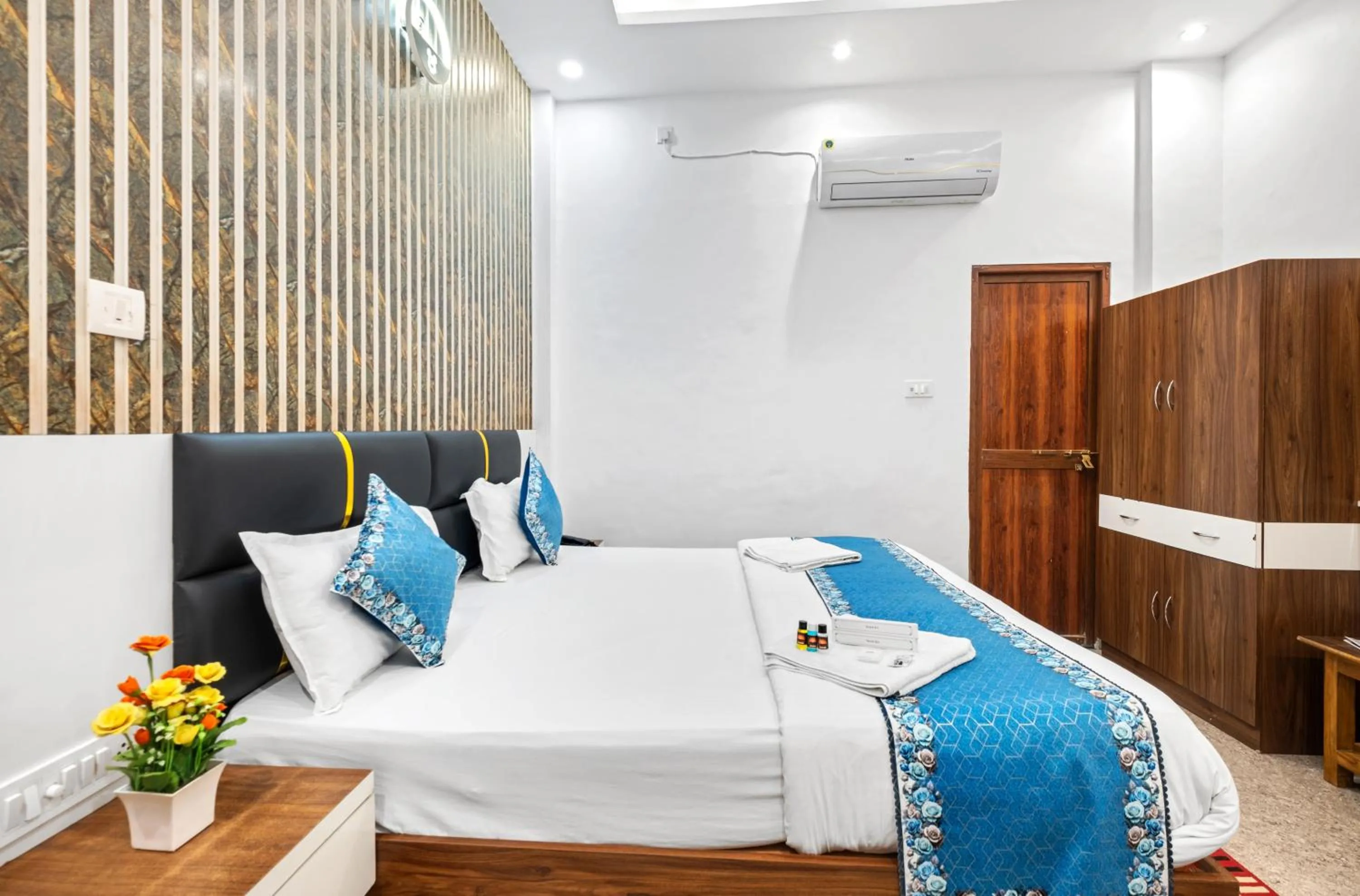 Bed in Hotel Ramay Palace