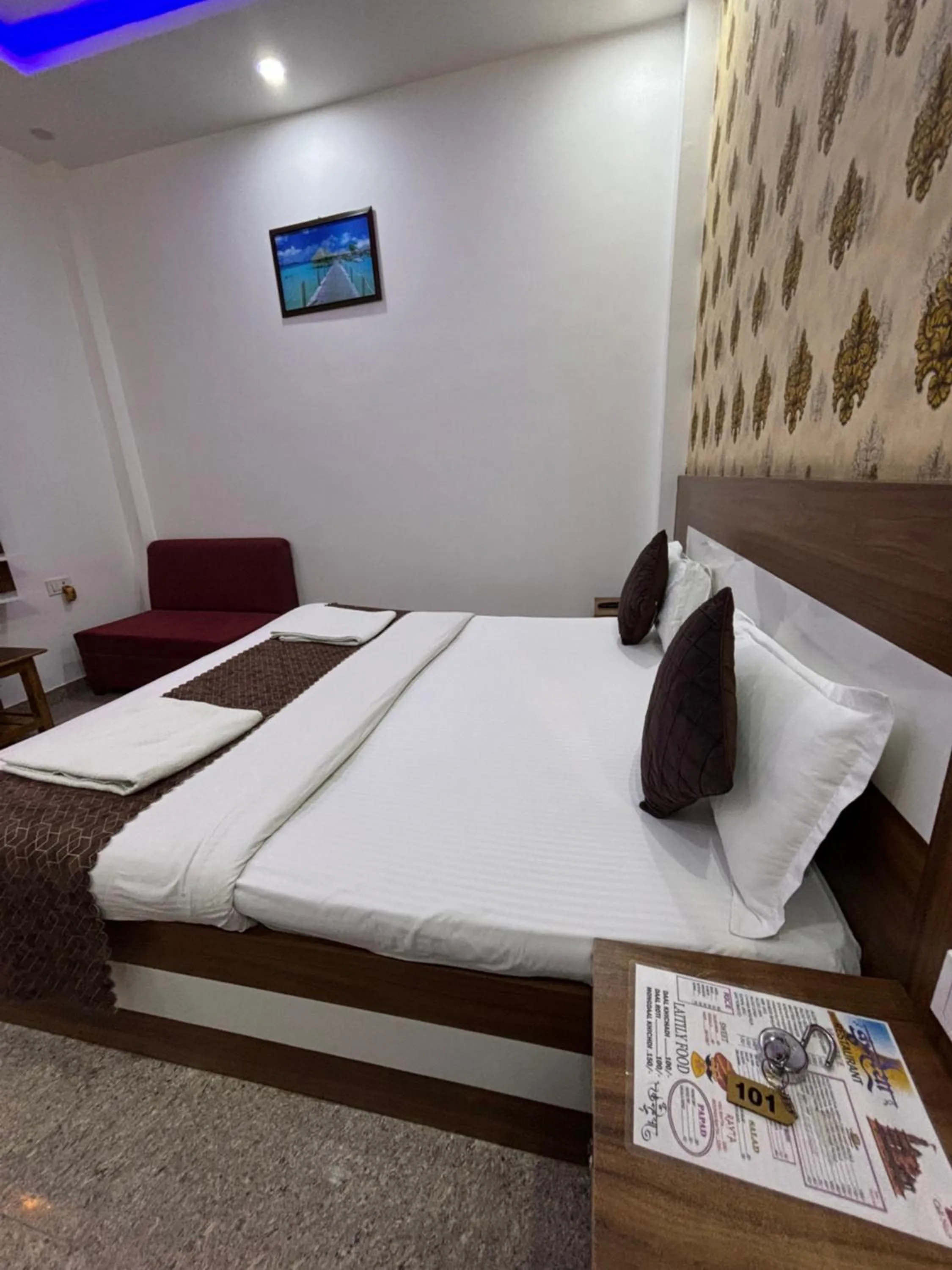 Bed in Hotel Ramay Palace