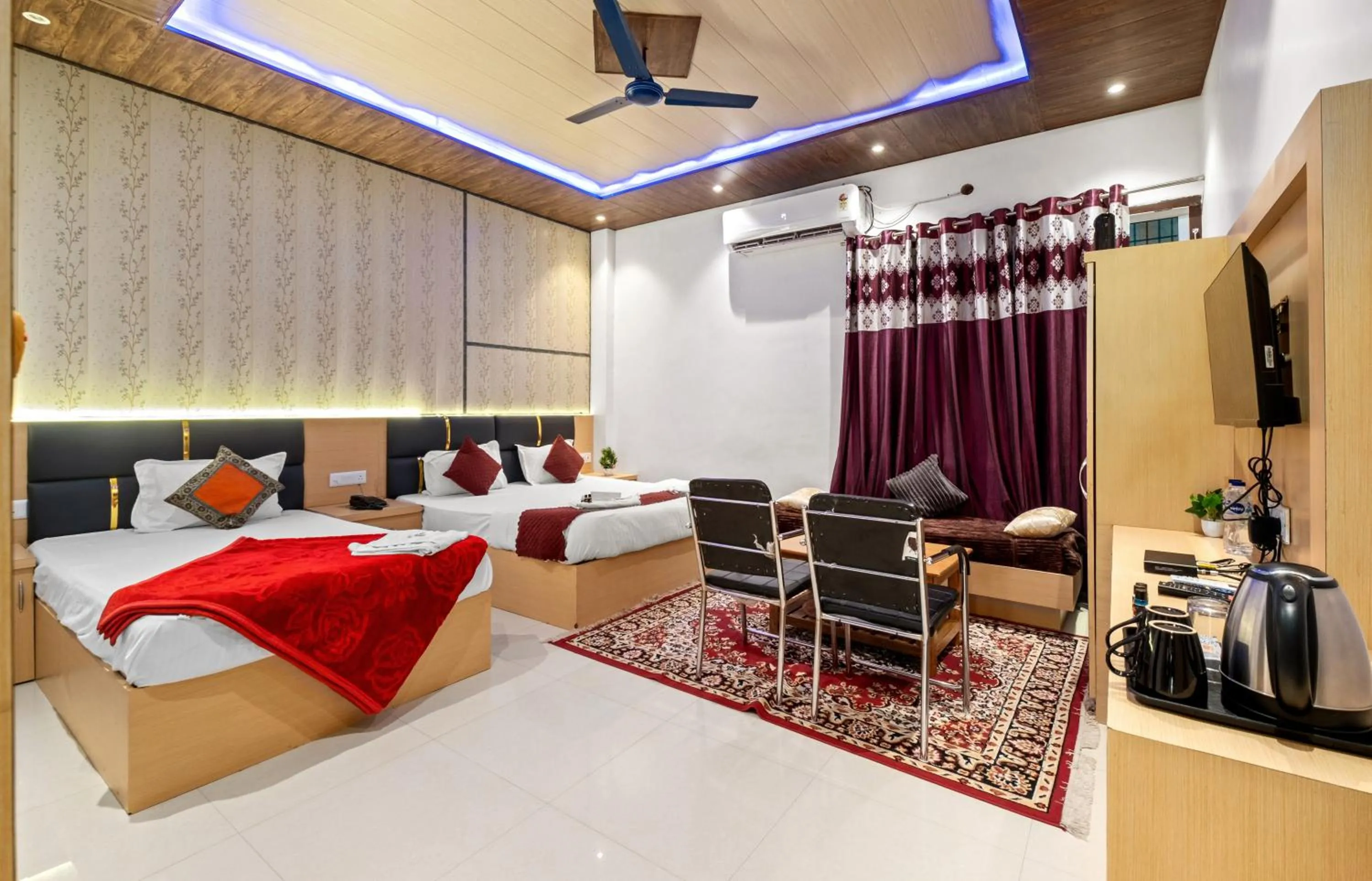 Bed in Hotel Ramay Palace