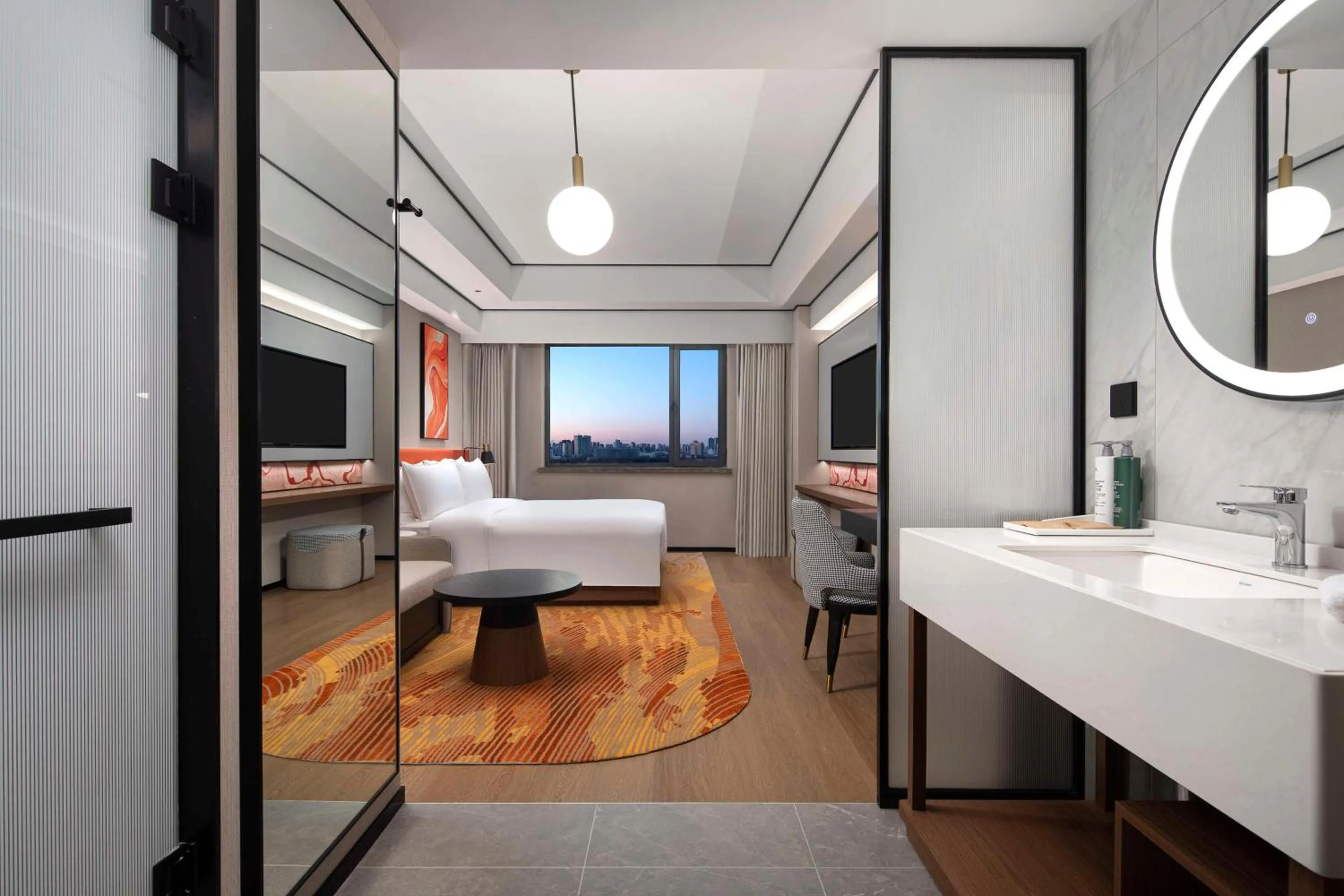 Bathroom, Bed in Hilton Garden Inn Tianjin Five Great Avenues