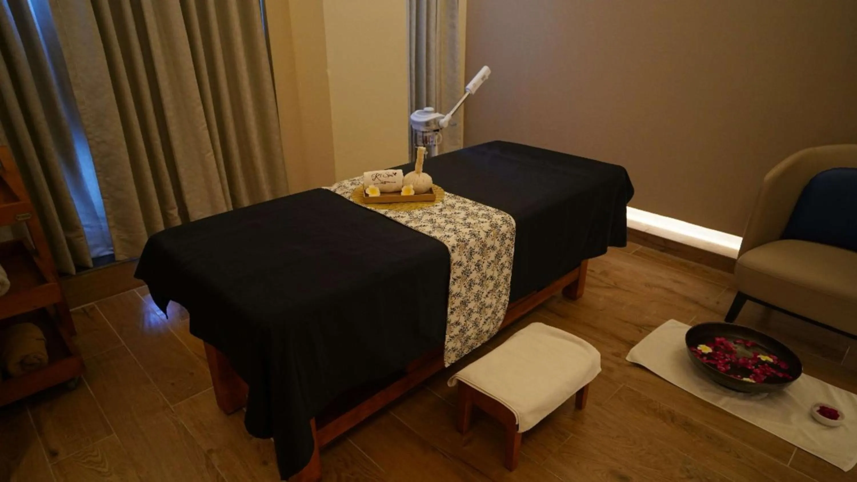 Spa and wellness centre/facilities, Bed in Country Inn & Suites By Radisson Jammu