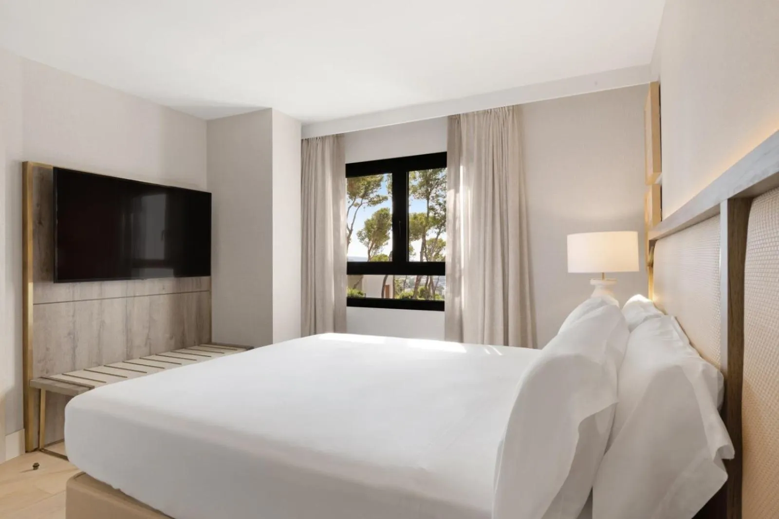 Photo of the whole room, Bed in Hilton Mallorca Galatzo